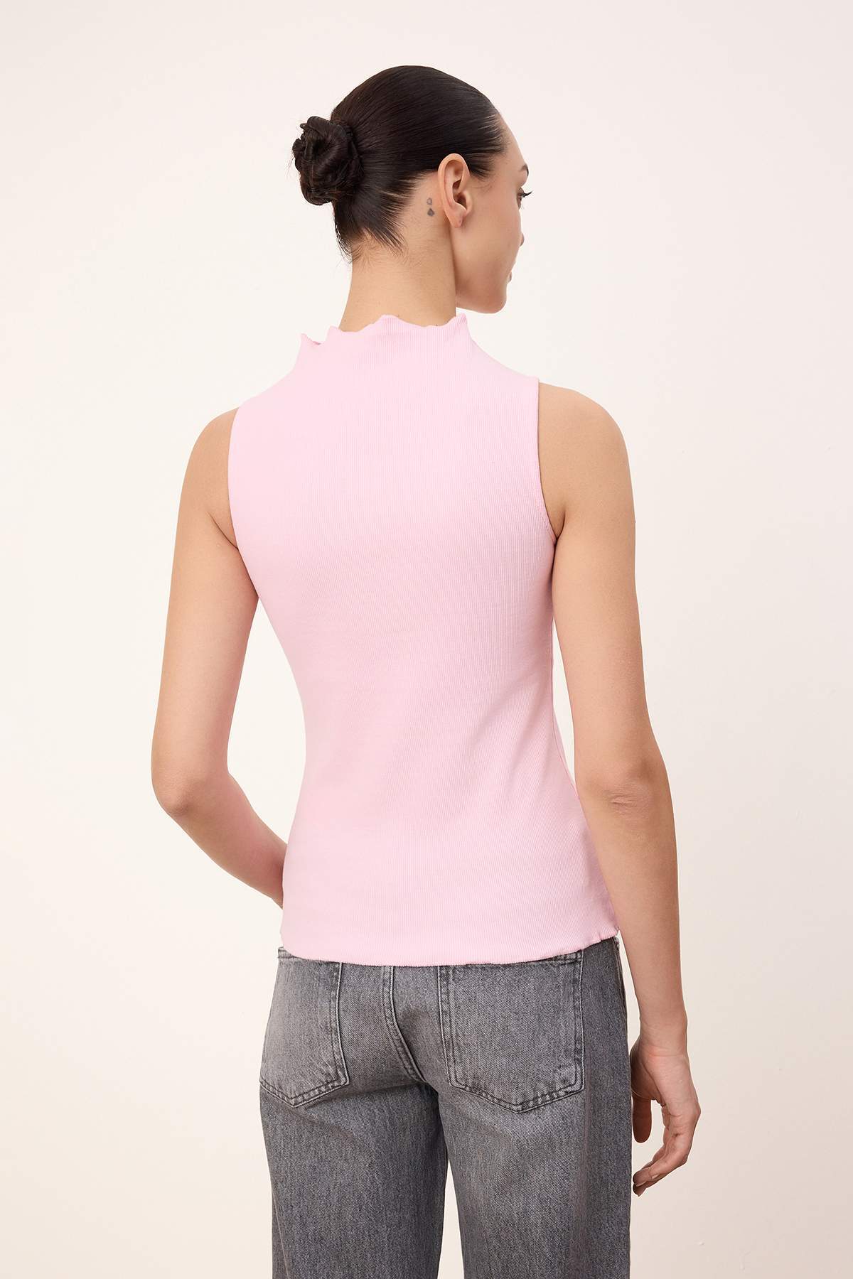 Trendyolmilla  Wardrobe Essentials-Açık Pembe Fitted Düğmeli Volanlı/Fırfırlı Esnek Örme Bluz TWOSS26BZ00171 - Görsel 4