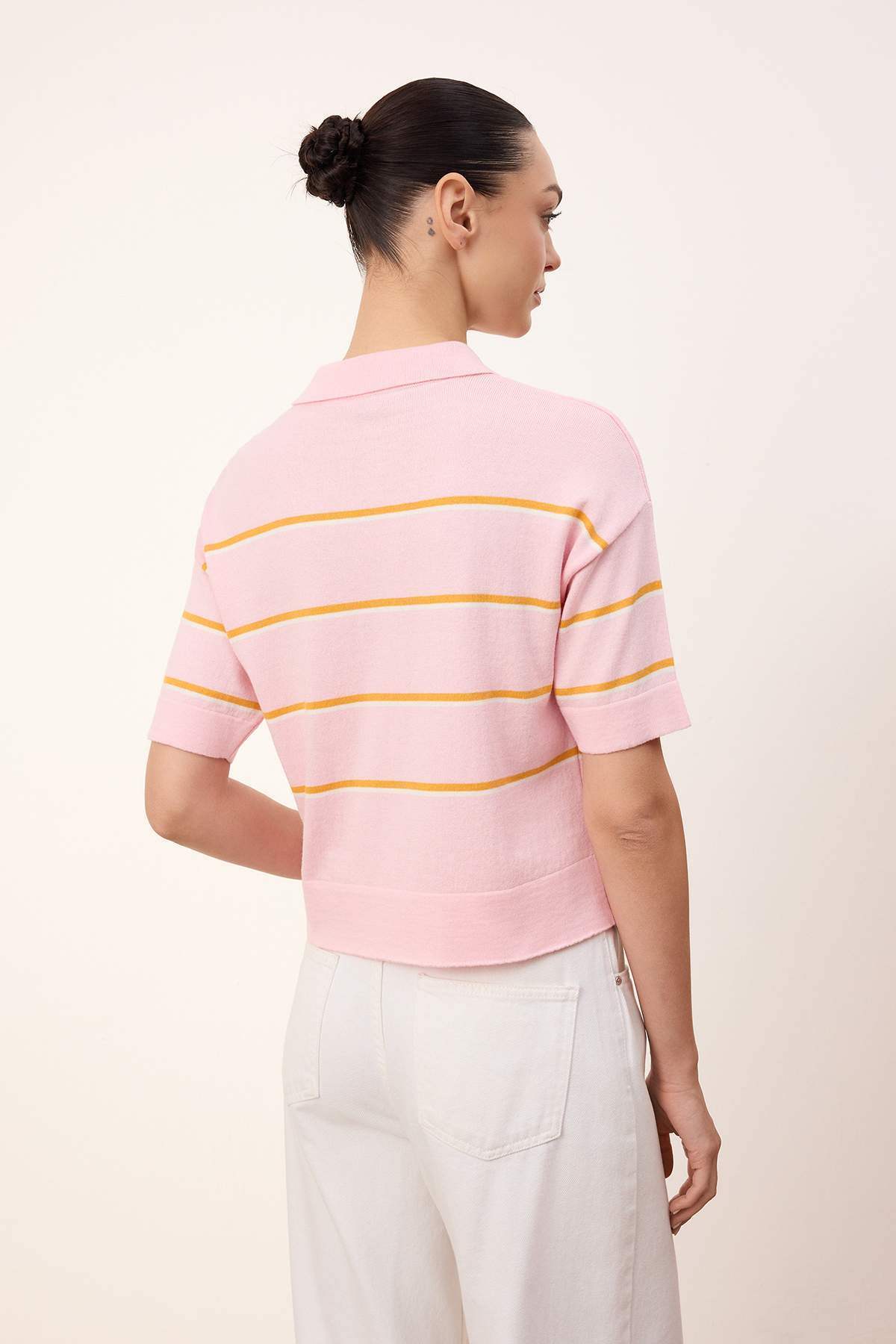 Trendyolmilla  Pembe Wardrobe Essentials Yazlık İplik Çizgili Polo Yaka Triko Bluz TWOSS26BZ00127 - Görsel 4