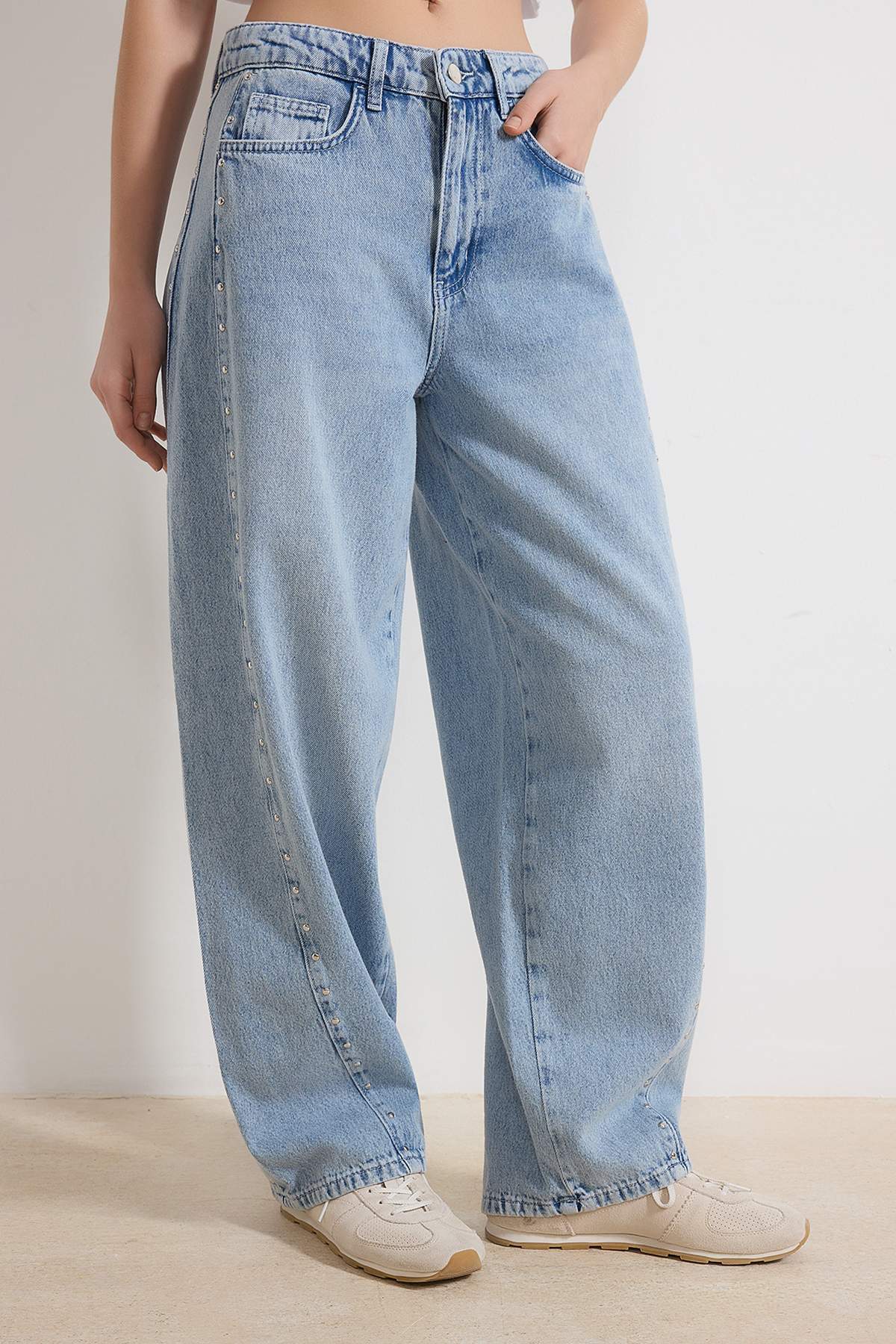 Trendyolmilla  Açık Mavi DÖKÜMLÜ Trok Detaylı Yüksek Bel %100 Pamuk Baggy Jeans TWOSS26JE00066 - Görsel 3