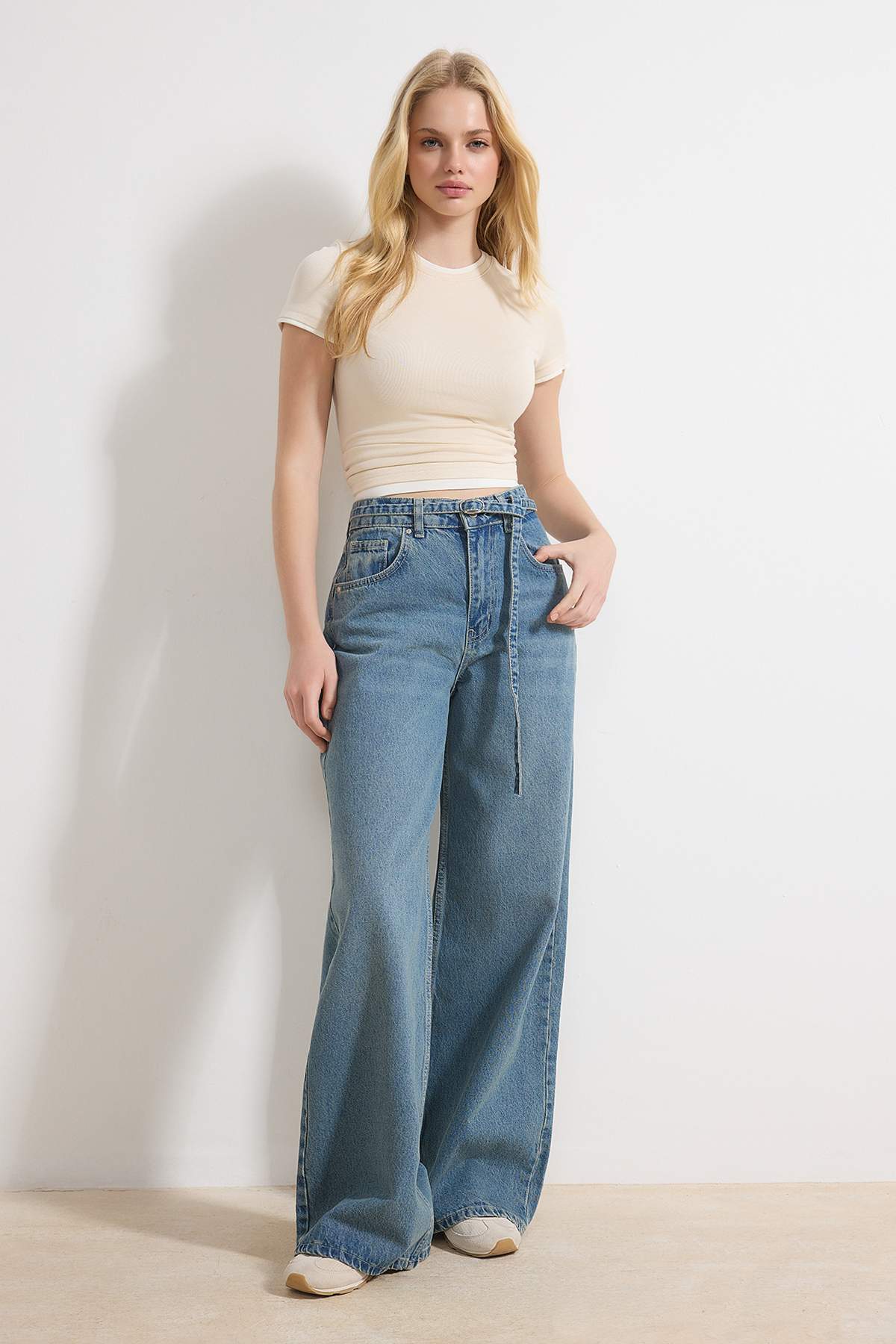 Trendyolmilla  Mavi Kemerli Yüksek Bel Geniş Paça Wide Leg %100 Pamuk Jeans TWOSS26JE00085 - Görsel 2