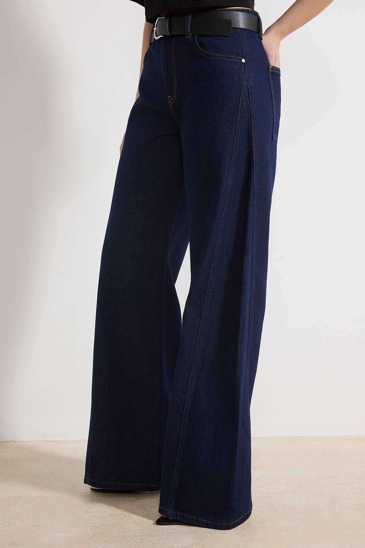 Trendyolmilla  Koyu Mavi DÖKÜMLÜ Kemerli %100 Pamuk Normal Bel Wide Leg Jeans TWOSS26JE00076 - Görsel 3