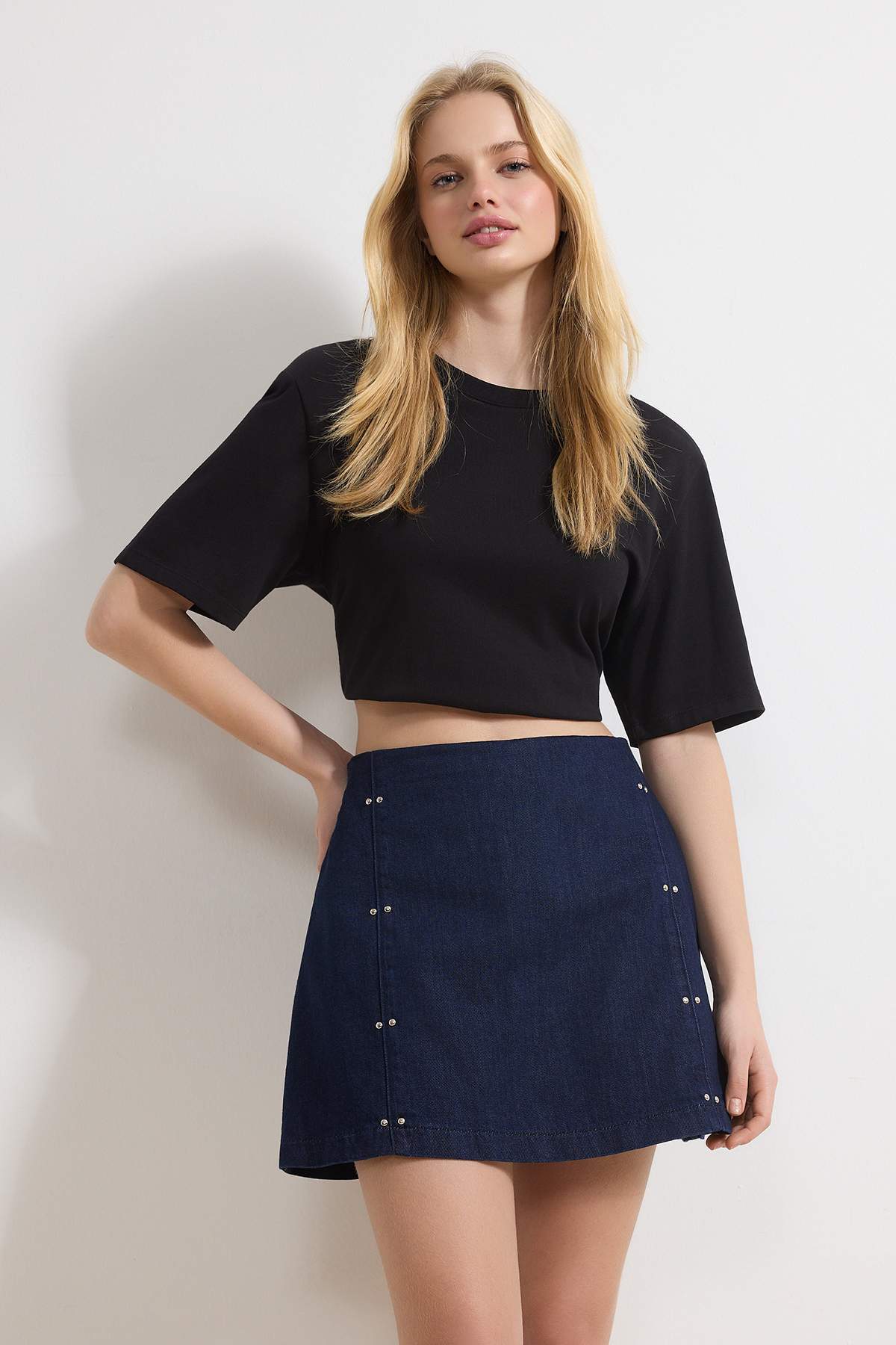 Trendyolmilla  Koyu Mavi Aksesuar/Trok Detaylı %100 Pamuk Denim Şort Etek TWOSS26SR00014 - Görsel 2