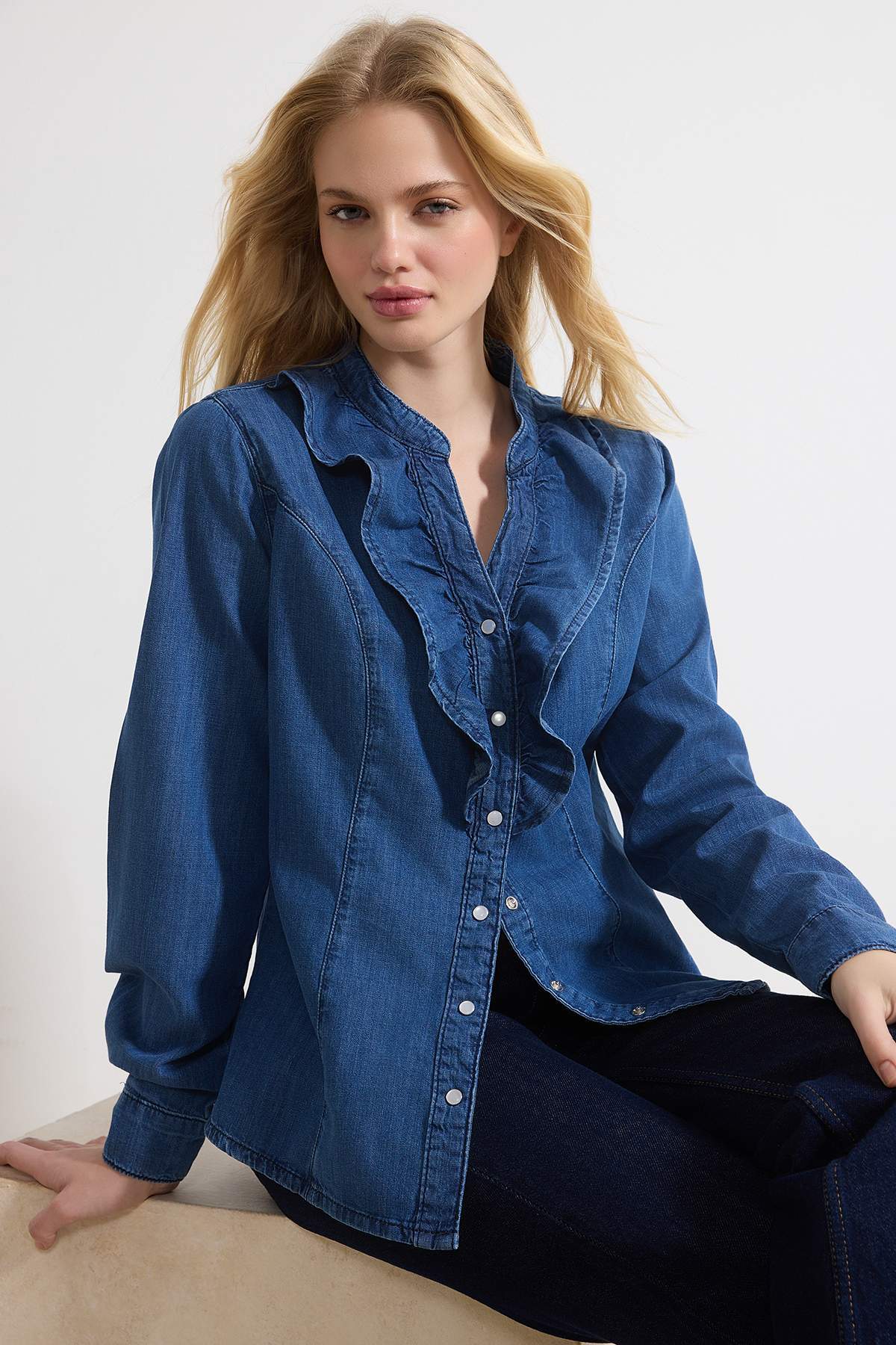 Trendyolmilla  Mavi Bebe Yaka 100% Pamuk Denim Gömlek TWOSS26GO00027 - Görsel 2