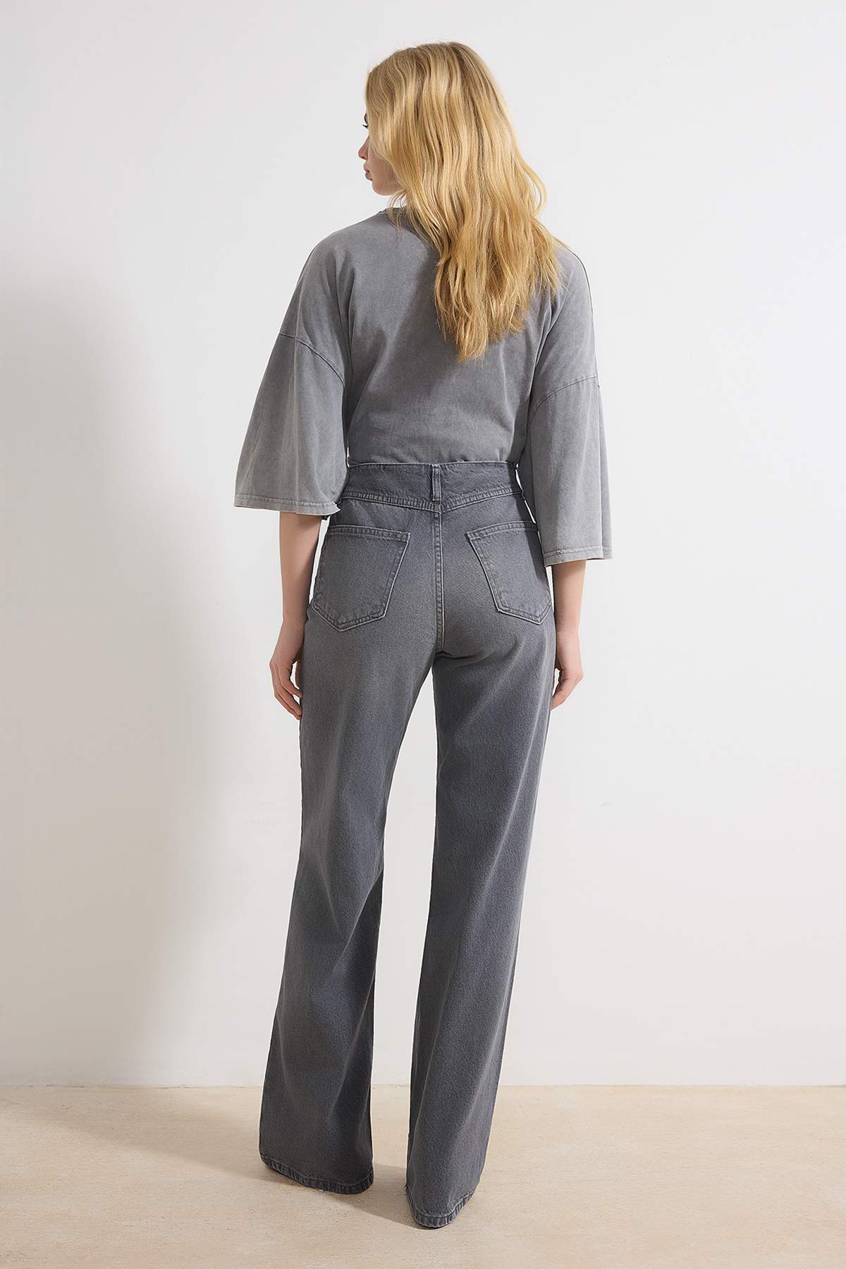 Trendyolmilla  Gri Trok Detaylı Normal Bel %100 Pamuk Wide Leg Jeans TWOSS26JE00051 - Görsel 4