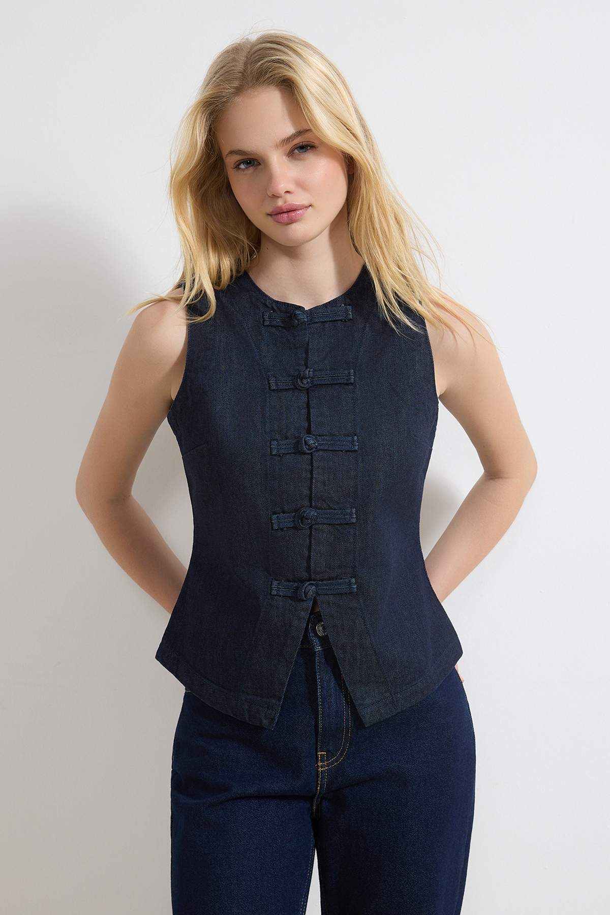 Trendyolmilla Koyu Mavi Düğme Detaylı Fitted 100% Pamuk Denim Yelek TWOSS26YE00004