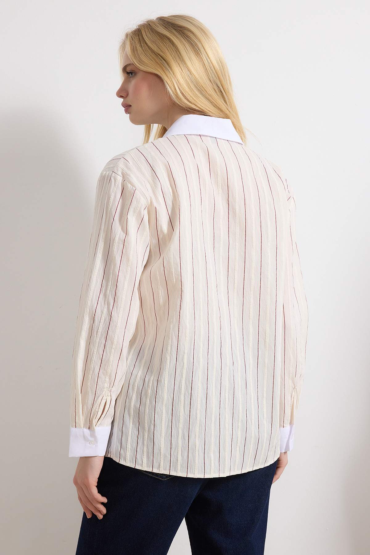 Trendyolmilla  Beyaz-Çok Renkli Çizgili Dokulu Gömlek TWOSS26GO00060 - Görsel 4