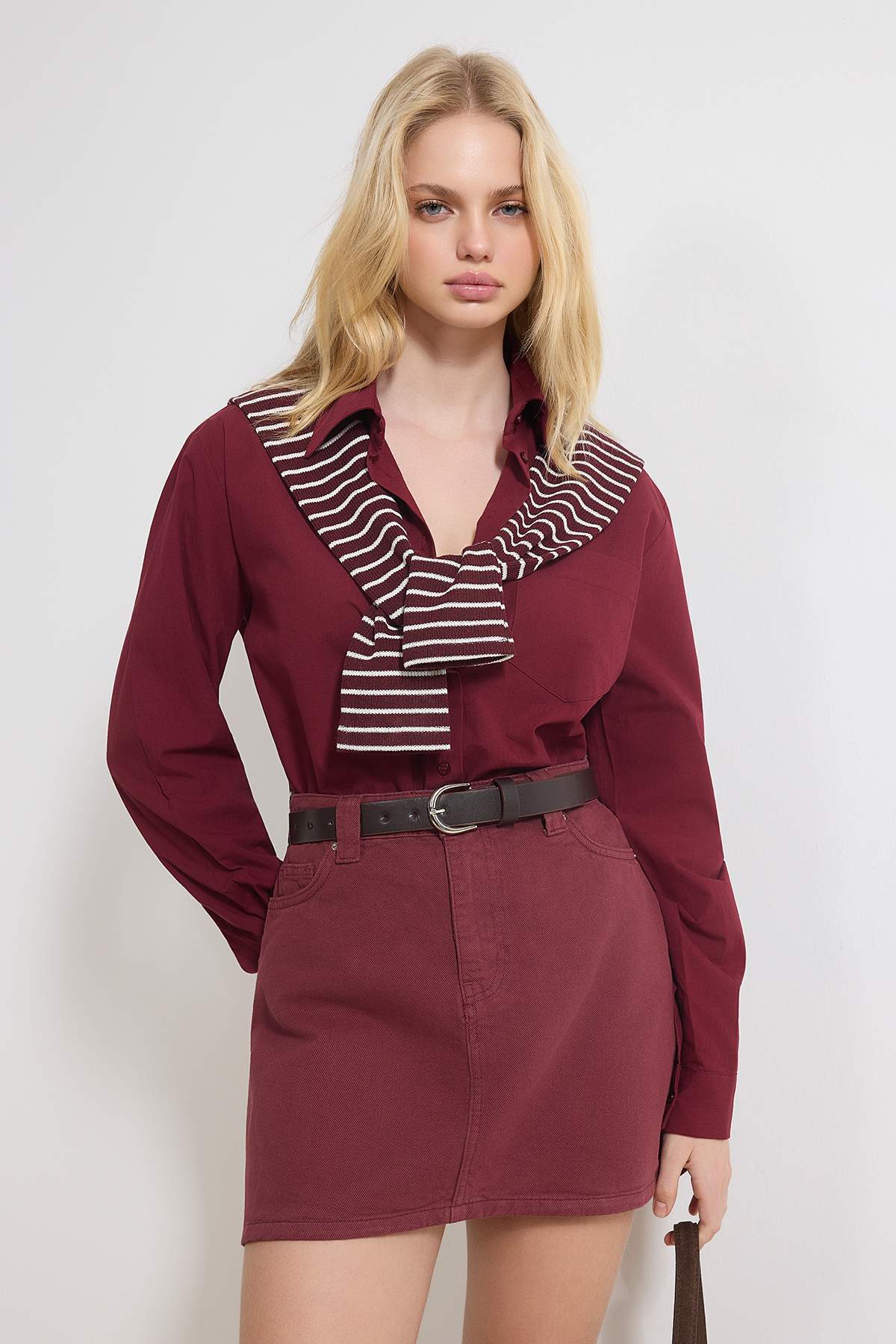 Trendyolmilla  Bordo Kemer Detaylı Mini %100 Pamuk Denim Etek TWOSS26ET00005 - Görsel 3