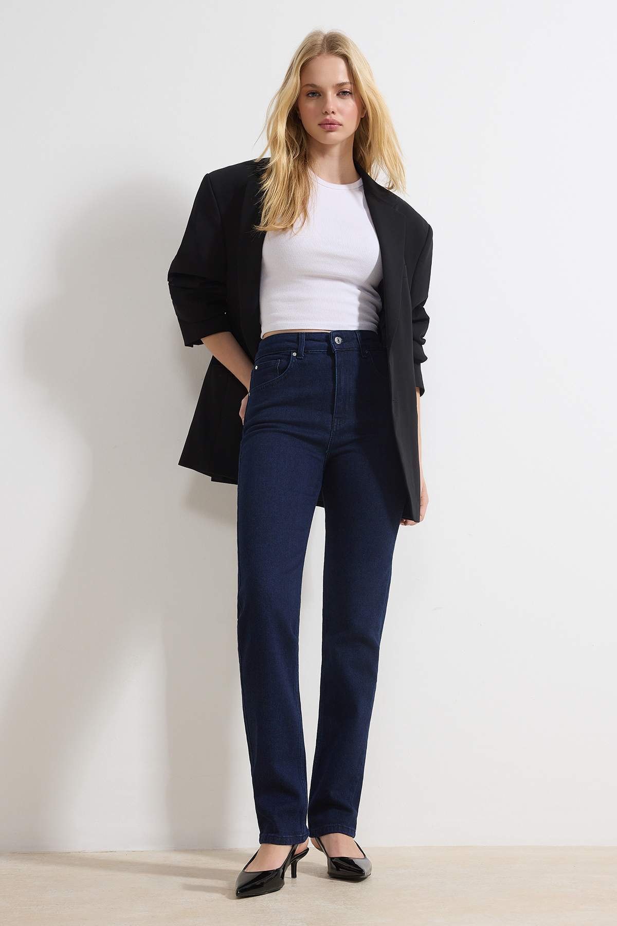 Trendyolmilla  Koyu Mavi Yüksek Bel Az Esnek Straight Düz Kesim Slim Jeans TWOSS26JE00102