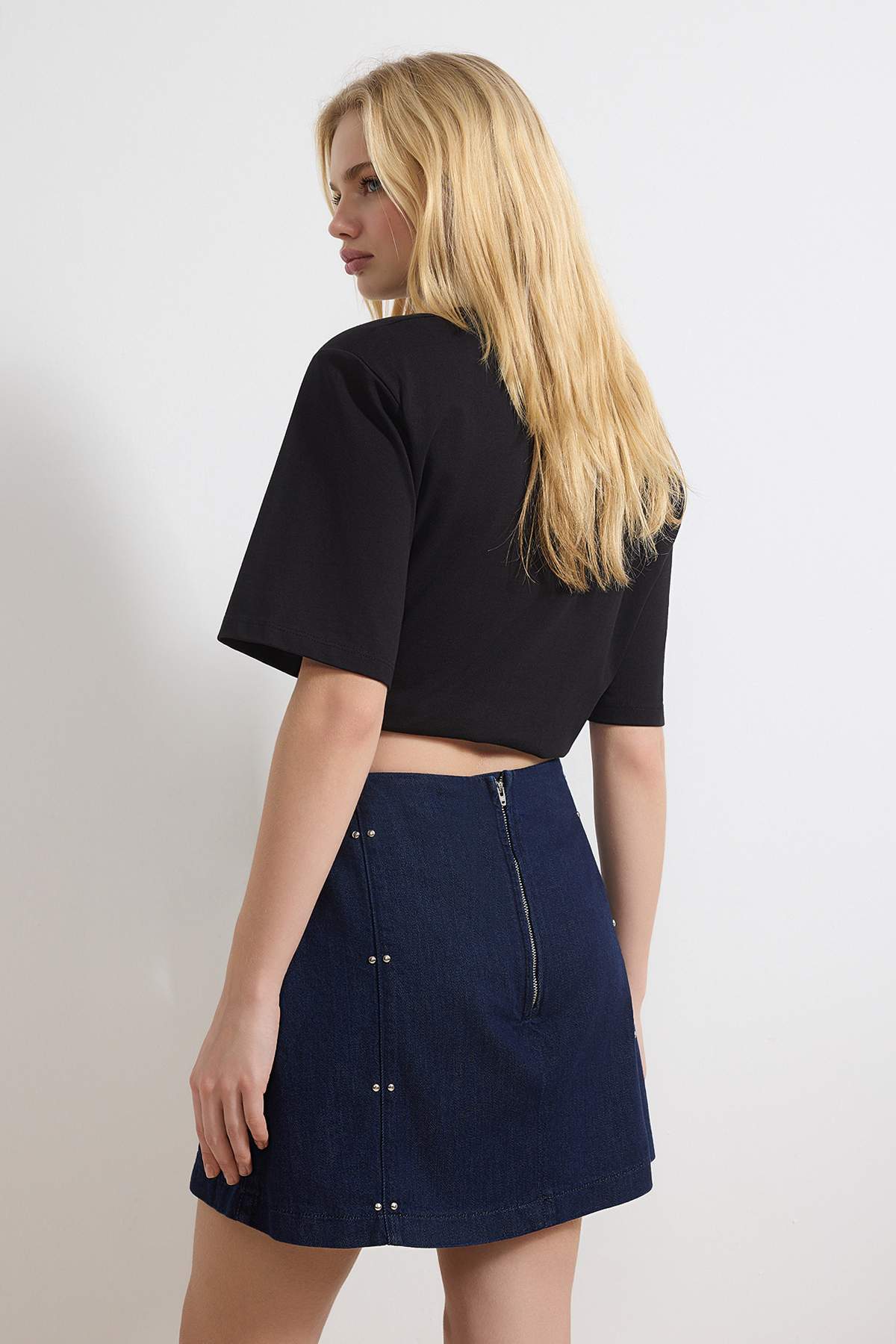 Trendyolmilla  Koyu Mavi Aksesuar/Trok Detaylı %100 Pamuk Denim Şort Etek TWOSS26SR00014 - Görsel 4