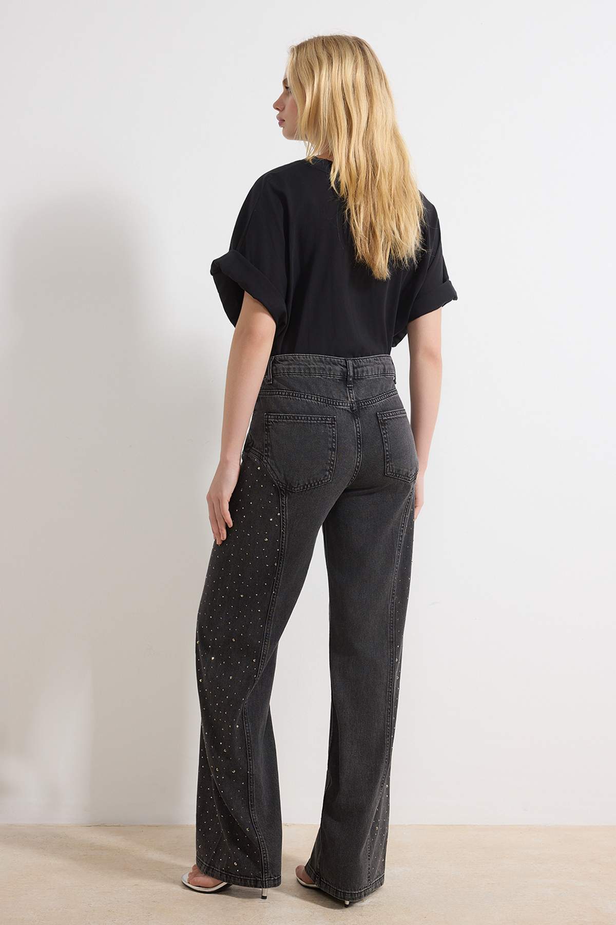 Trendyolmilla  Siyah DÖKÜMLÜ Taşlı Dikiş Detaylı Yüksek Bel %100 Pamuk Wide Leg Jeans TWOSS26JE00079 - Görsel 4