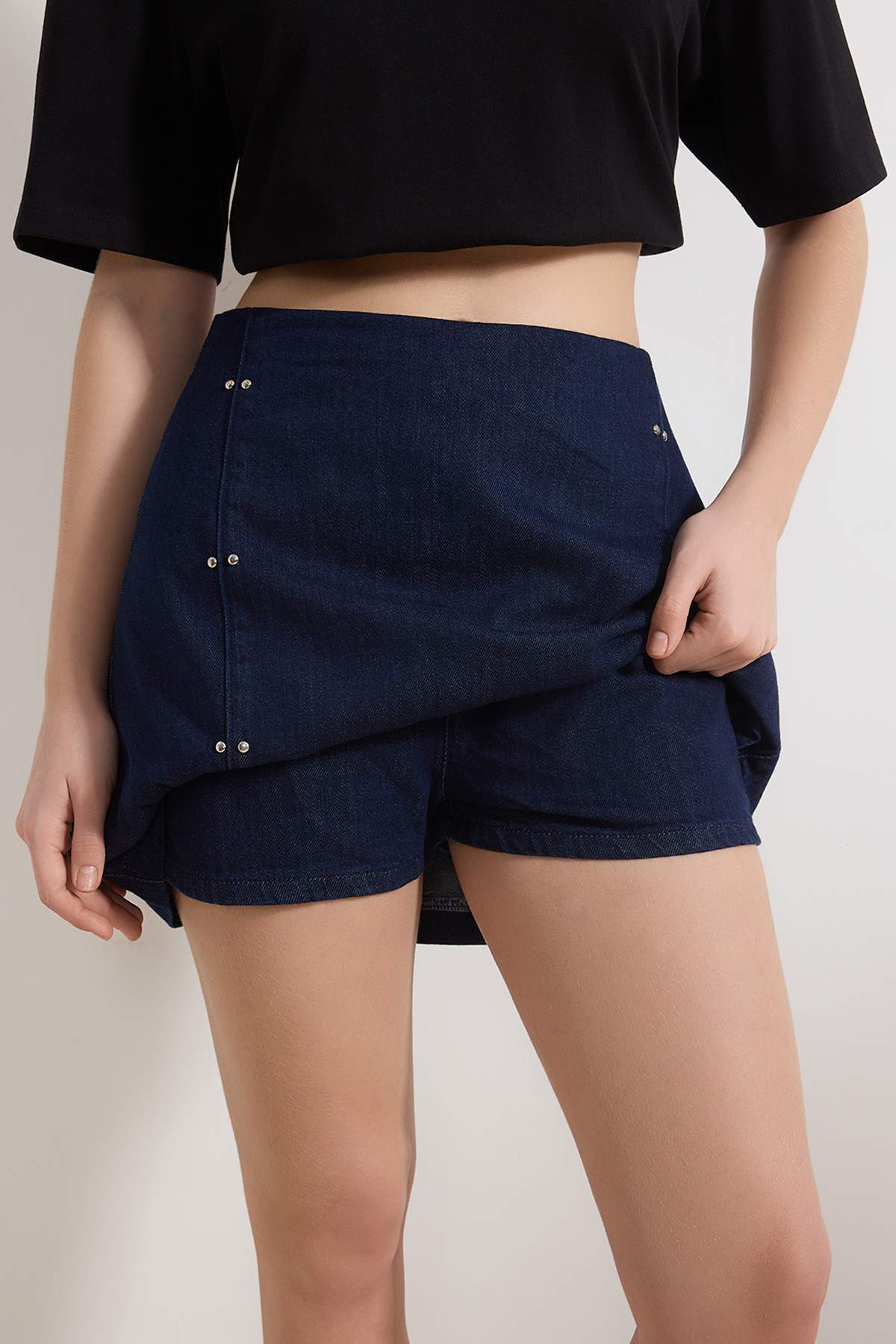 Trendyolmilla  Koyu Mavi Aksesuar/Trok Detaylı %100 Pamuk Denim Şort Etek TWOSS26SR00014 - Görsel 3