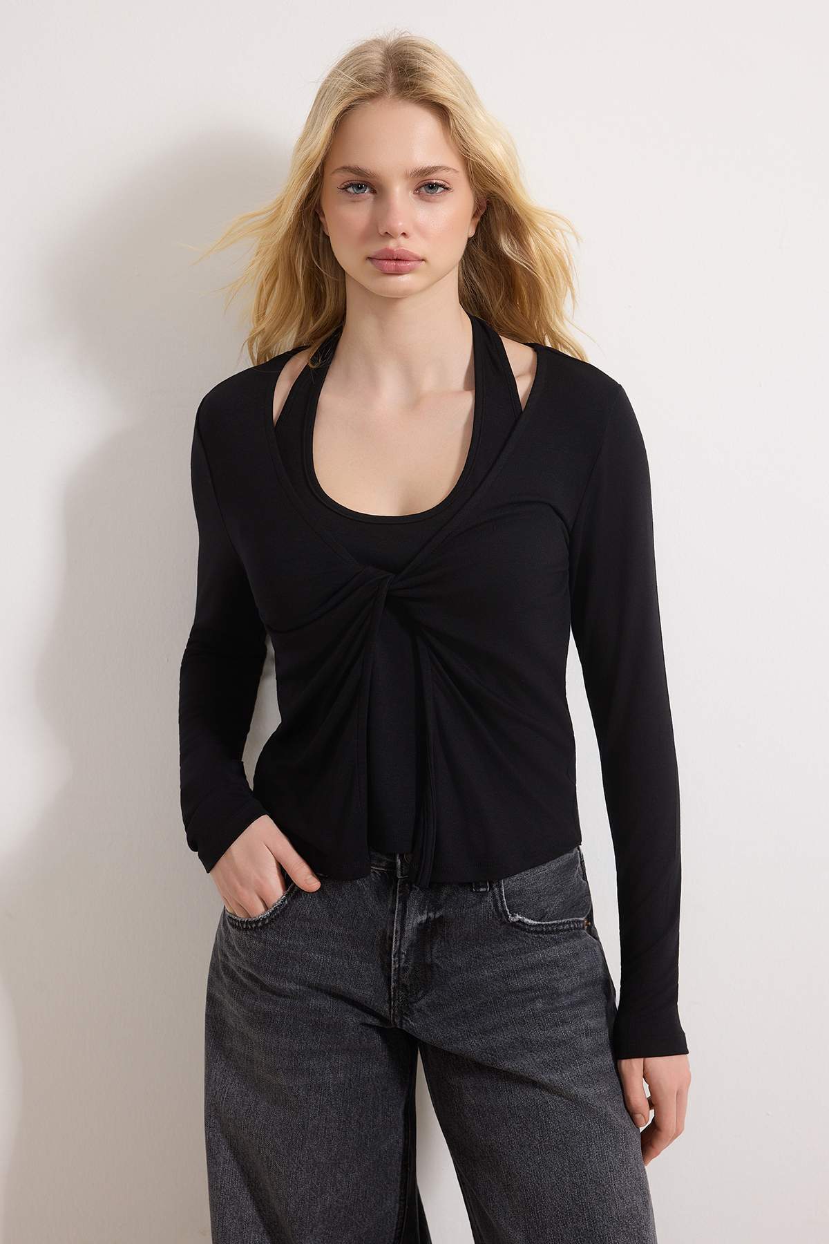 Trendyolmilla  Siyah Fitted/Vücuda Oturan V Yaka Uzun Kollu Yumuşak Örme Bluz TWOSS26BZ00269