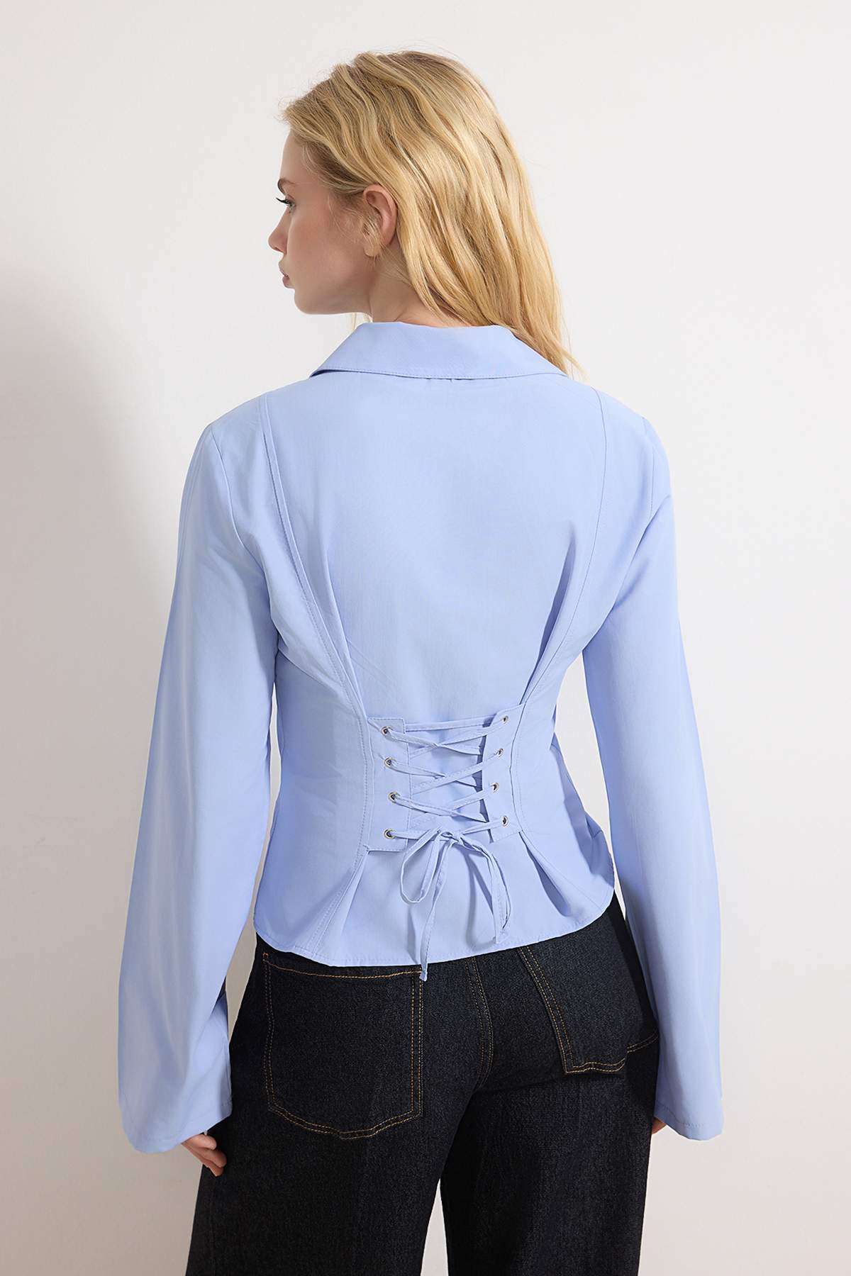 Trendyolmilla  Açık Mavi Korse Detaylı Bele Oturan Gömlek TWOAW26GO00055 - Görsel 4
