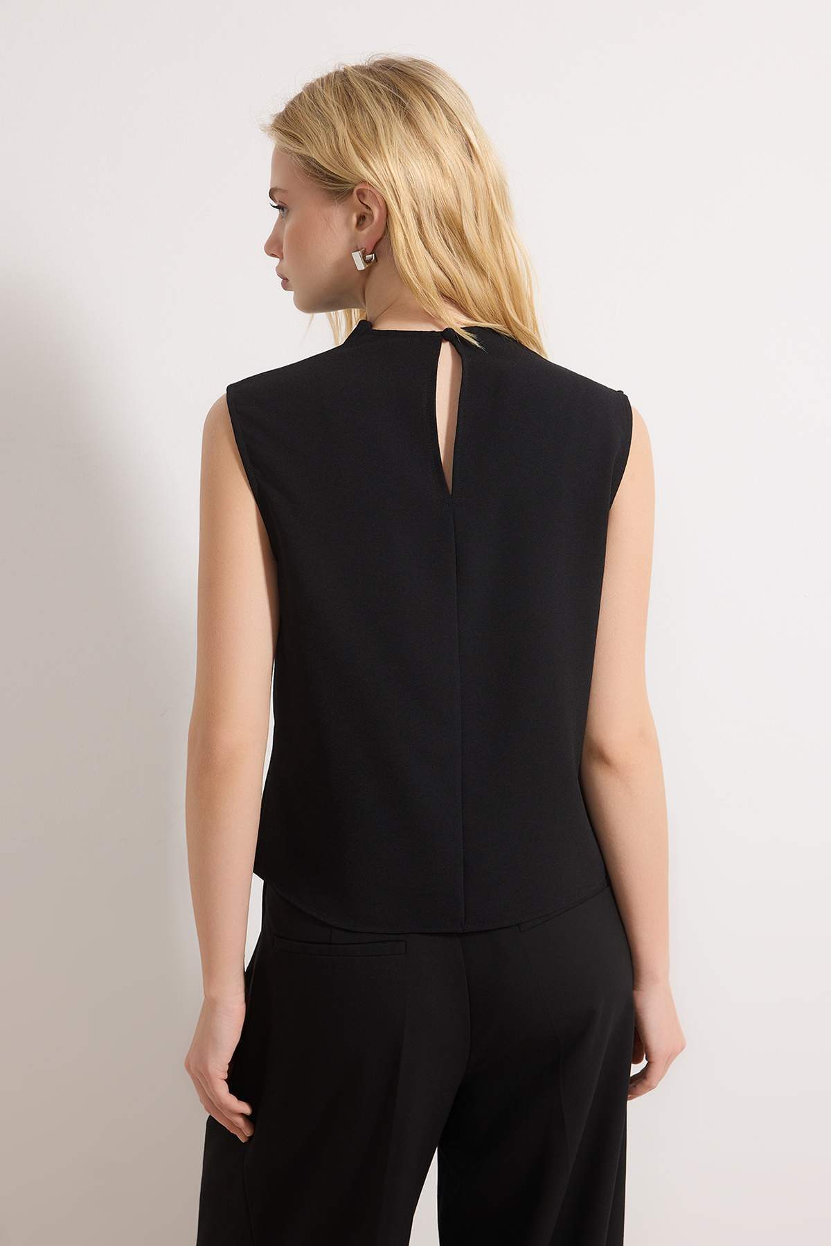 Trendyolmilla  Siyah Degaje Yaka Şık Dokuma Krep Bluz TWOSS26BZ00395 - Görsel 4