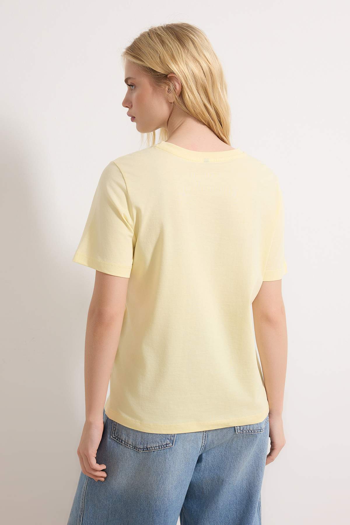 Trendyolmilla  Açık Sarı %100 Pamuk Basic Bisiklet Yaka Örme T-Shirt TWOSS23TS00000 - Görsel 4