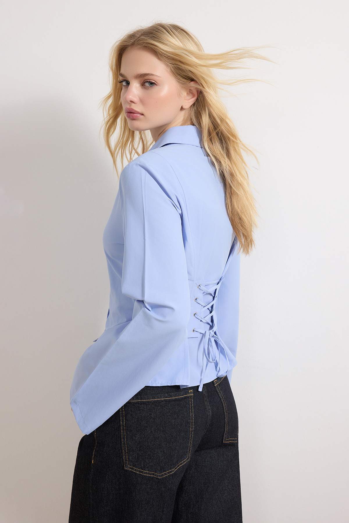 Trendyol Kollektion Hellblaues, tailliertes Hemd mit Korsettdetail TWOAW26GO0...