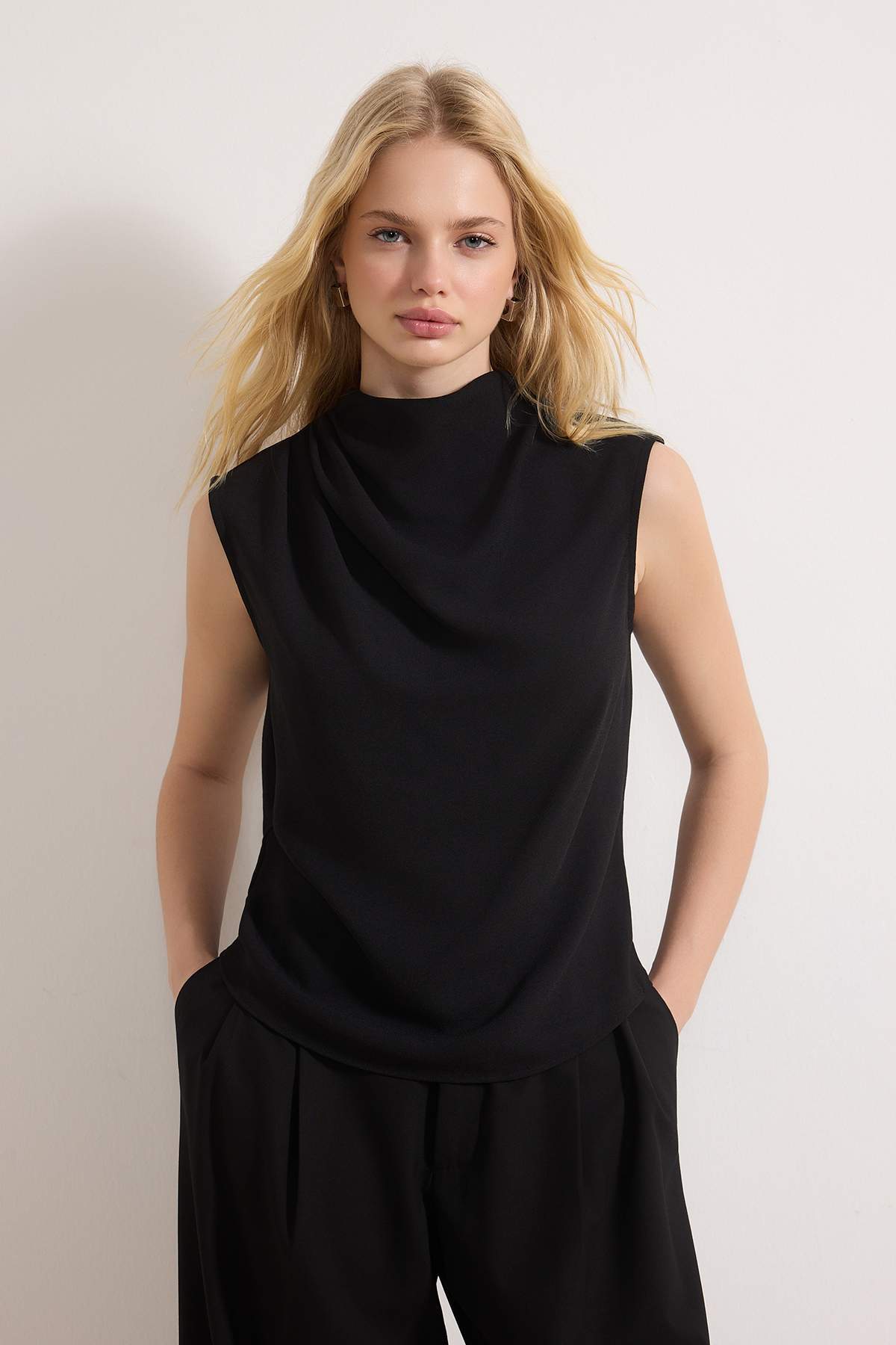 Trendyolmilla  Siyah Degaje Yaka Şık Dokuma Krep Bluz TWOSS26BZ00395 - Görsel 2