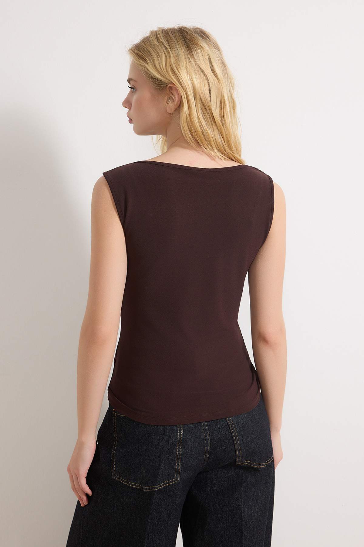 Trendyolmilla  Kahverengi Fitted/Vücuda Oturan Degaje Yaka Aksesuar Detaylı Esnek Örme Bluz TWOSS26BZ00265 - Görsel 4