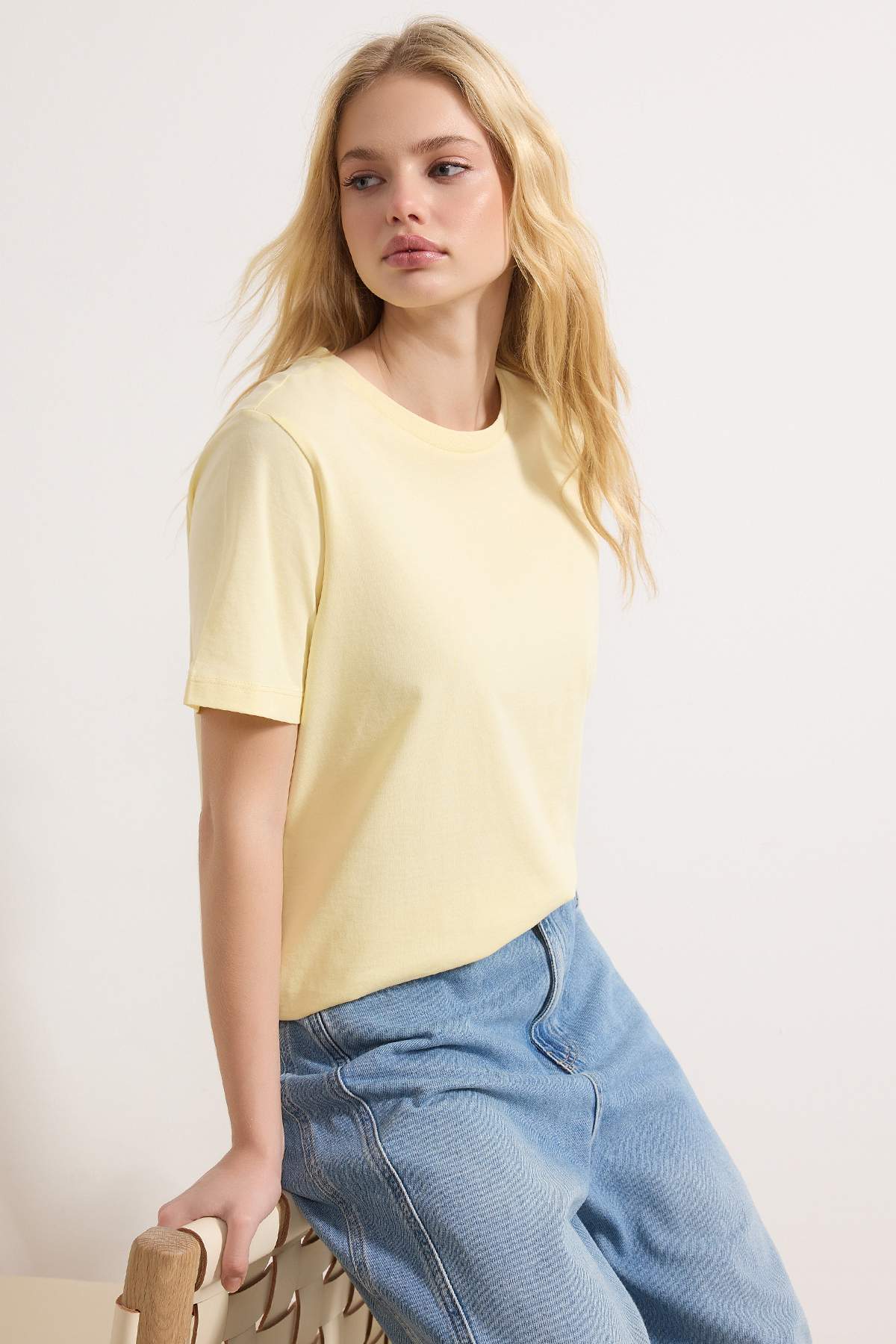 Trendyolmilla  Açık Sarı %100 Pamuk Basic Bisiklet Yaka Örme T-Shirt TWOSS23TS00000 - Görsel 2