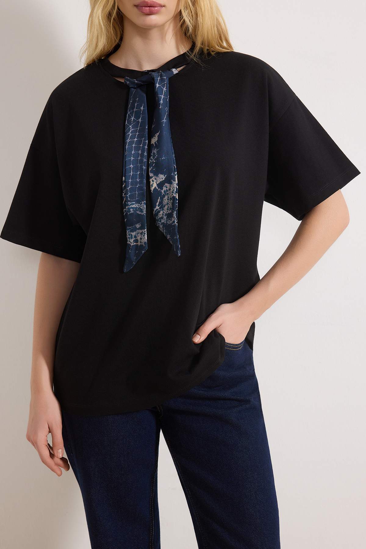 Trendyolmilla  Siyah Oversize/Geniş Kalıp Fular Detaylı Uzun 30/2 Penye Süprem Örme T-Shirt TWOSS26TS00057 - Görsel 7