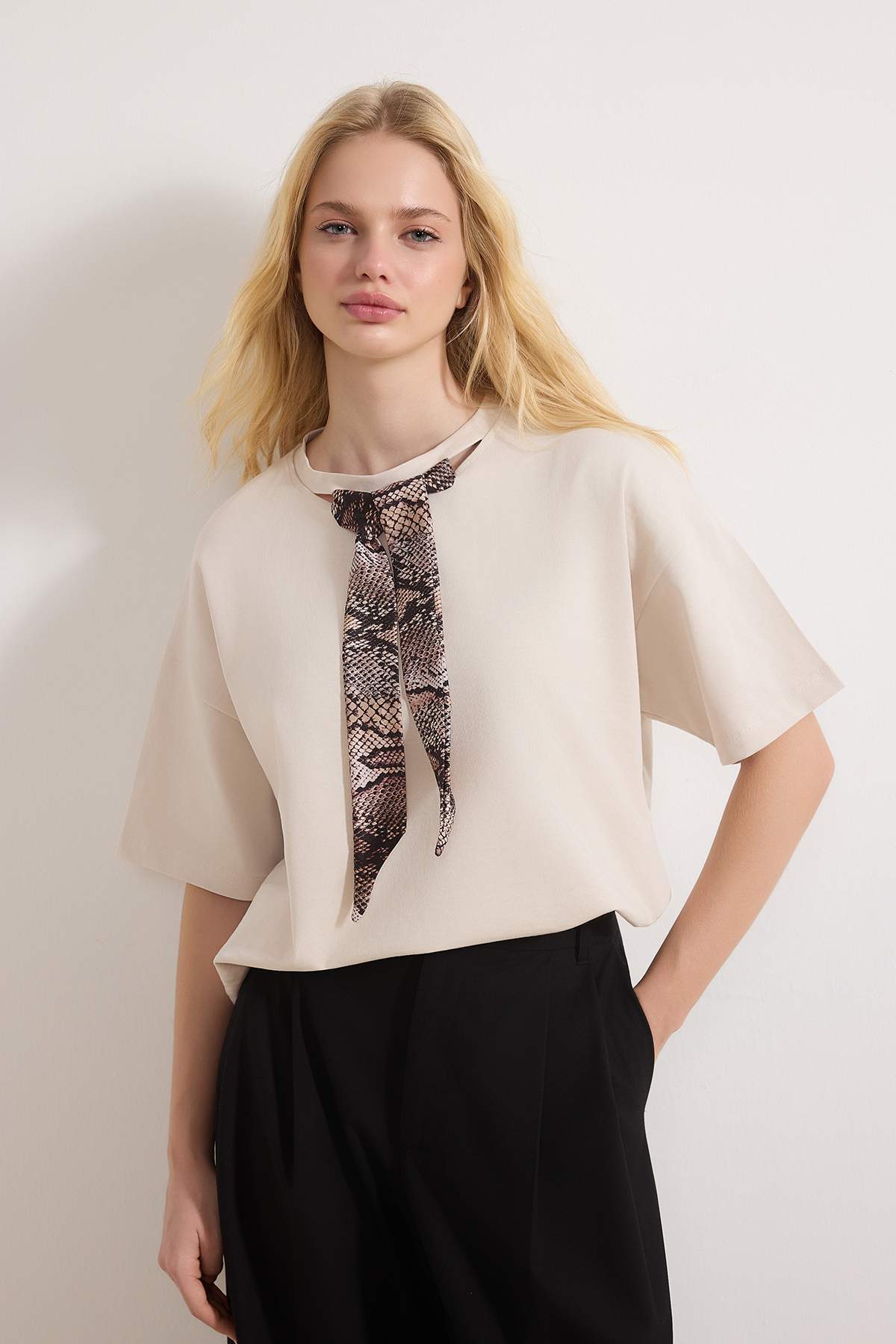 Trendyol Collection Stone Oversize/Wide Fit T-Shirt mit Schal-Detail aus lang...