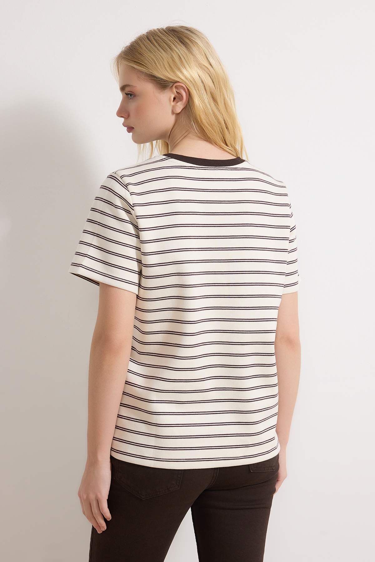 Trendyolmilla  Kahverengi Çizgili Regular/Normal Kalıp Kısa Kollu Tok İnterlok Örme T-Shirt TWOSS26TS00067 - Görsel 4