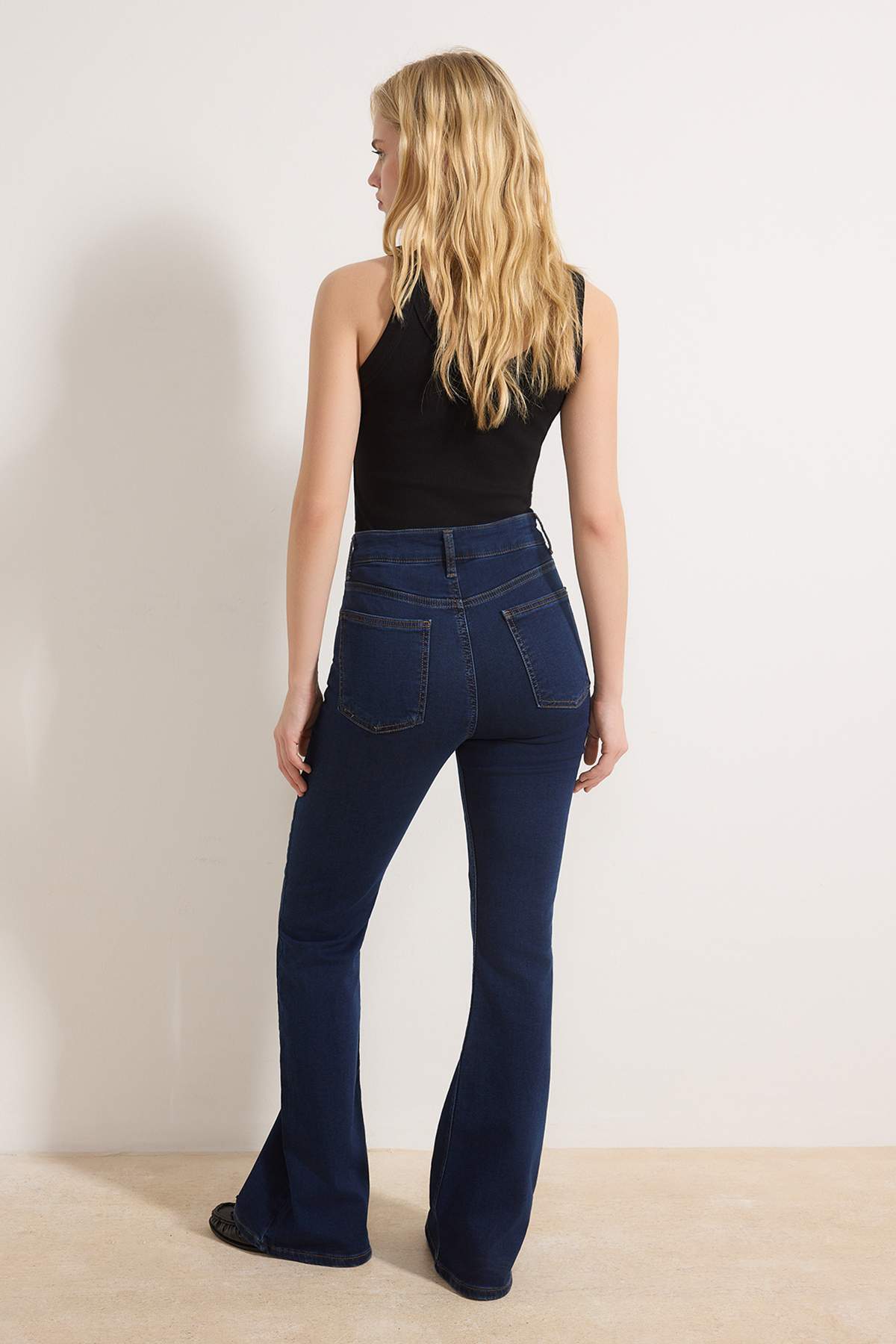 Trendyolmilla  Koyu Mavi Yüksek Bel Flare Yumuşak Ekstra Esneyen Örme Kot/Jeans TWOSS26JE00091 - Görsel 5