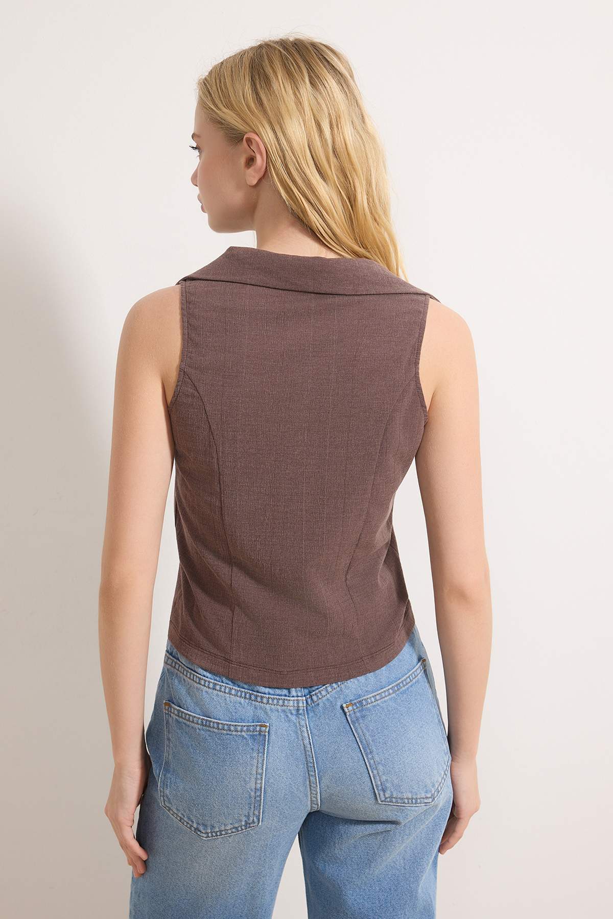 Trendyolmilla  Açık Kahverengi Fitted/Vücuda Oturan Gömlek Yaka Düğmeli Kolsuz Jakarlı Örme Bluz TWOSS26BZ00182 - Görsel 4