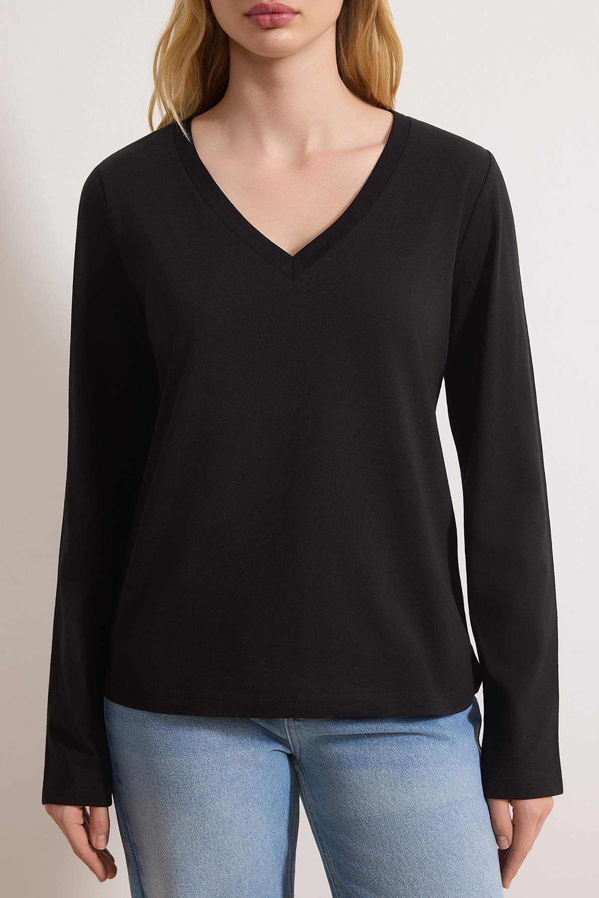 Trendyolmilla  Siyah-Beyaz 2'li Paket %100 Pamuk V Yaka Regular/Normal Kesim Örme T-Shirt TWOAW25TS00002 - Görsel 4