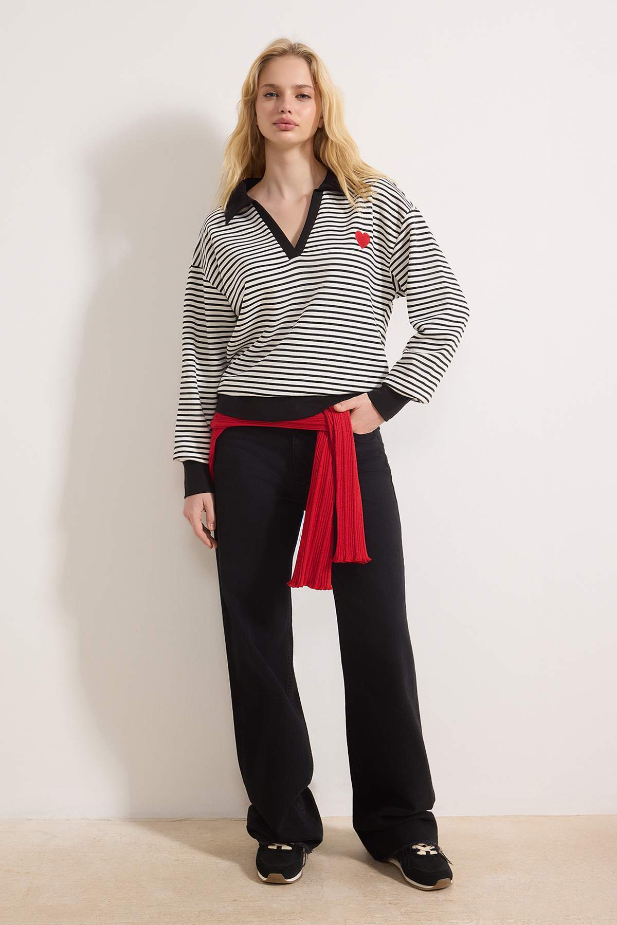 Trendyolmilla  Siyah Çizgili Kalp Nakışlı Regular/Normal Kalıp Örme Sweatshirt TWOAW26SW00003