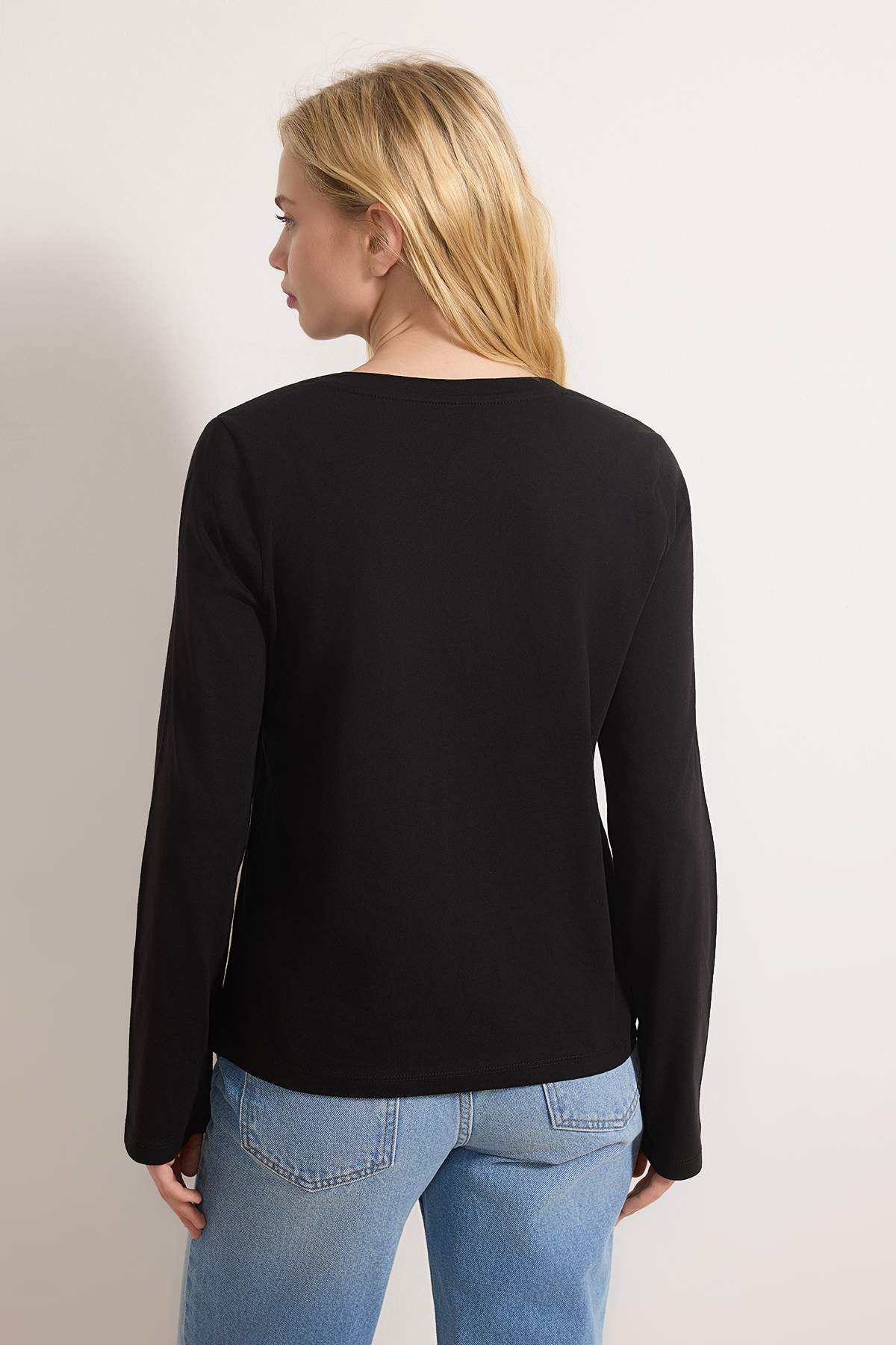 Trendyolmilla  Siyah-Beyaz 2'li Paket %100 Pamuk V Yaka Regular/Normal Kesim Örme T-Shirt TWOAW25TS00002 - Görsel 5