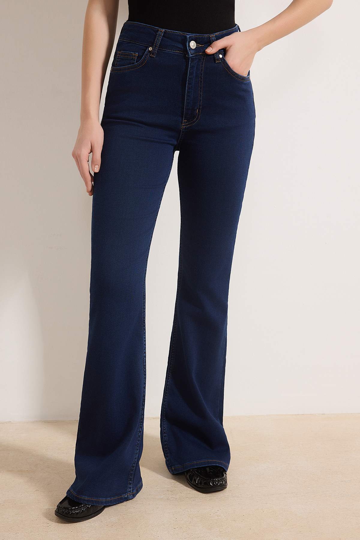 Trendyolmilla  Koyu Mavi Yüksek Bel Flare Yumuşak Ekstra Esneyen Örme Kot/Jeans TWOSS26JE00091 - Görsel 4