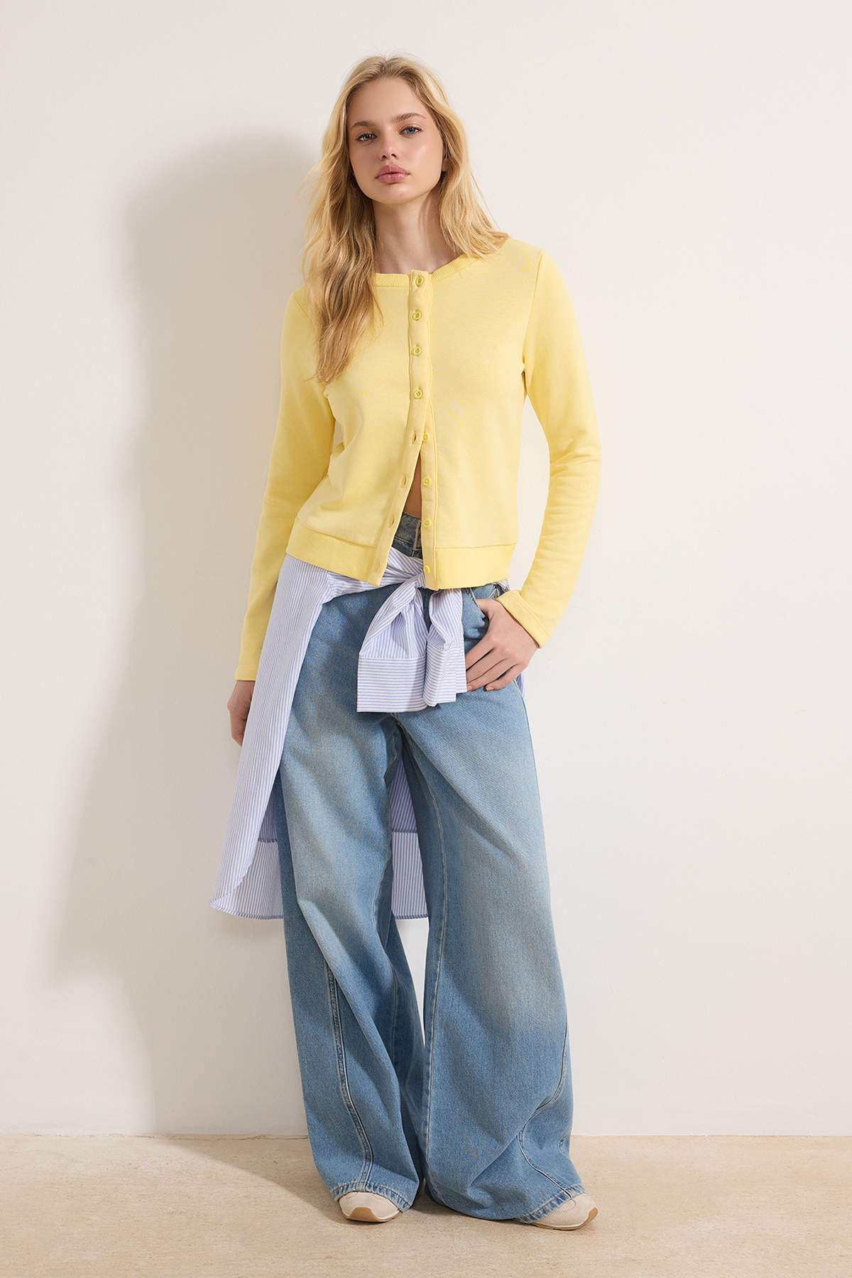 Trendyolmilla  Teen Açık Sarı Düğmeli Regular/Normal Kalıp Örme Sweatshirt TWOAW26SW00162