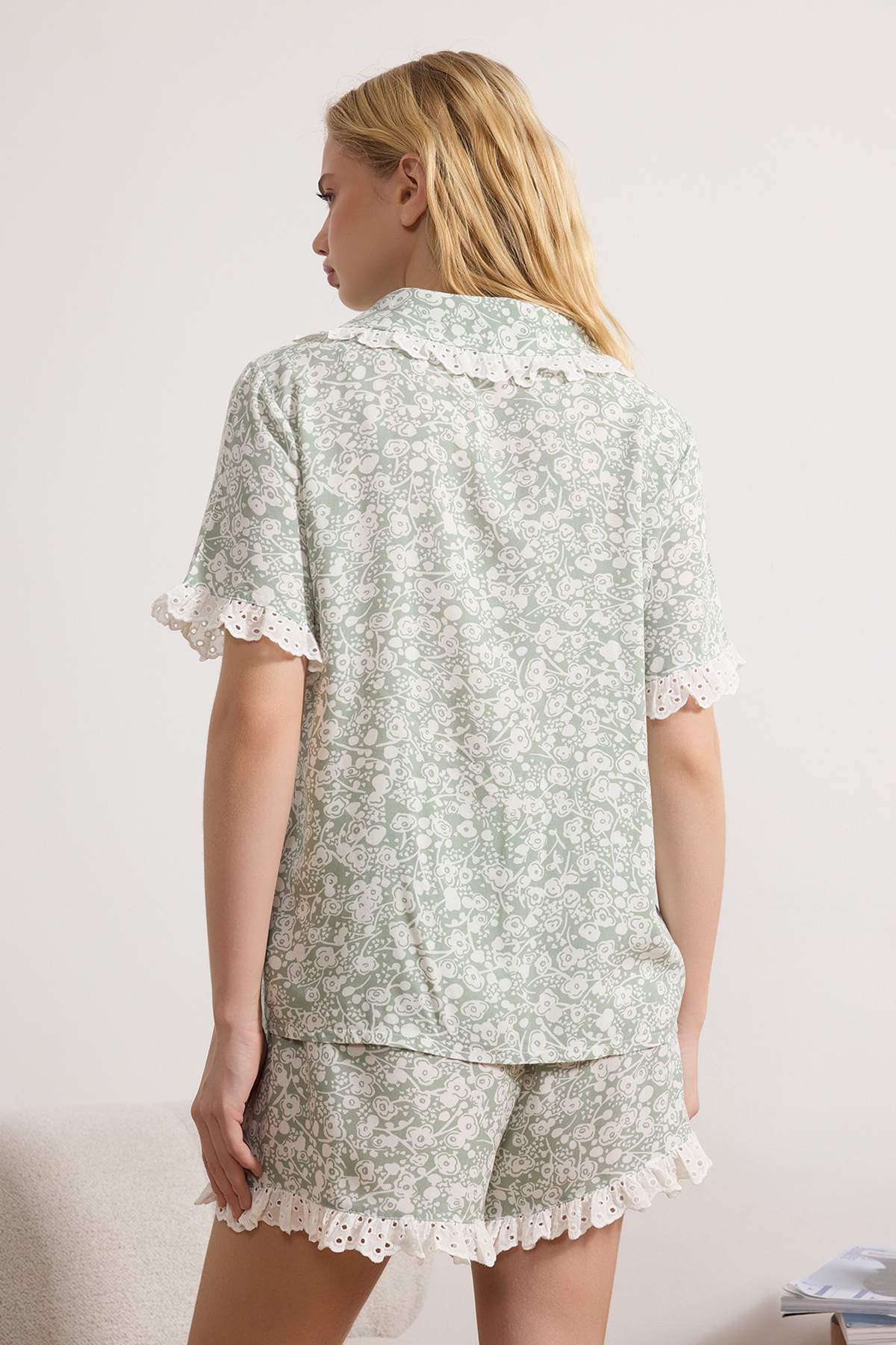 Trendyolmilla  Yeşil-Çok Renkli Çiçekli Brode Detaylı Viskon Dokuma Pijama Takımı THMSS26PT00071 - Görsel 6