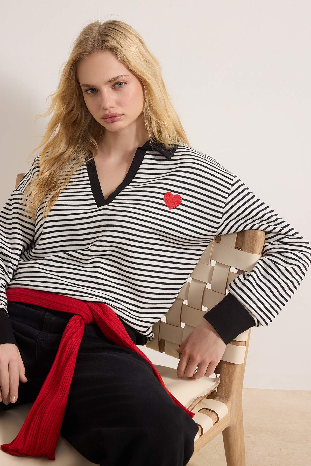 Trendyolmilla  Siyah Çizgili Kalp Nakışlı Regular/Normal Kalıp Örme Sweatshirt TWOAW26SW00003 - Görsel 2