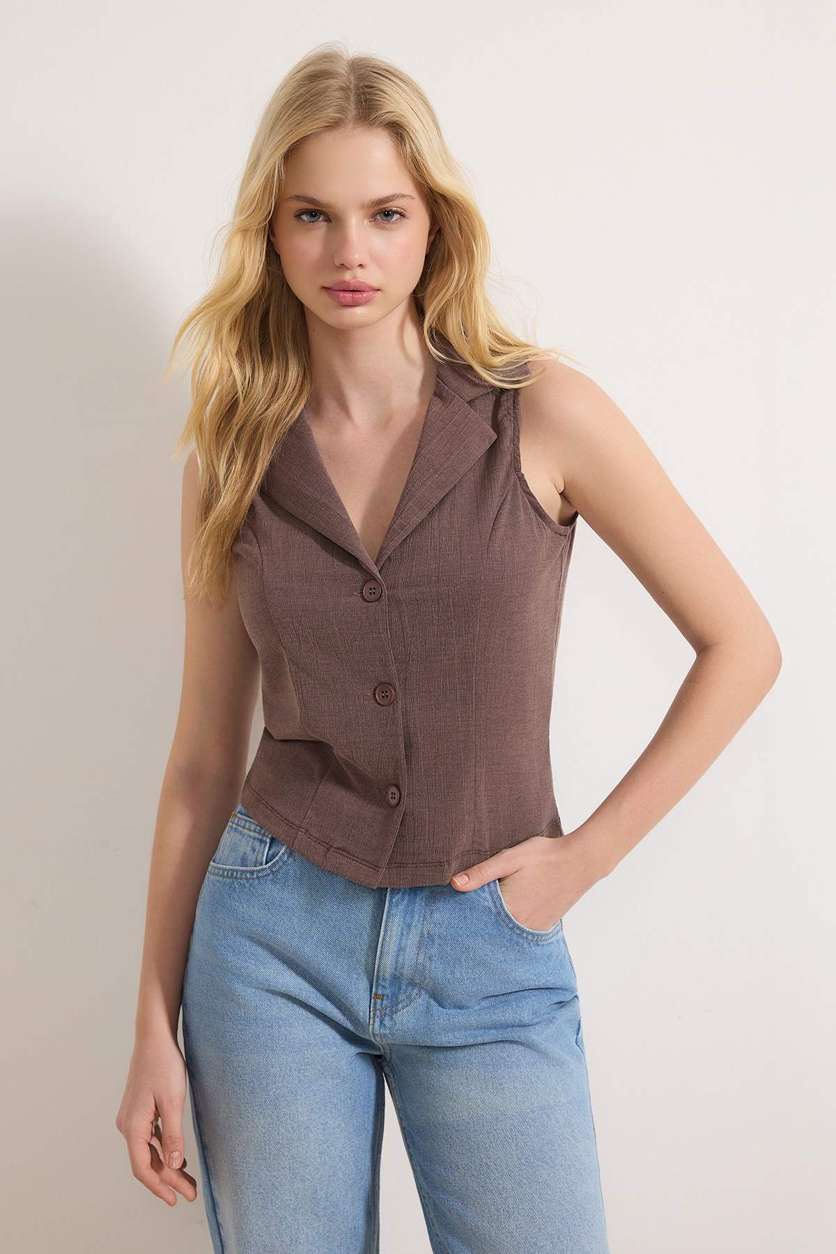 Trendyolmilla  Açık Kahverengi Fitted/Vücuda Oturan Gömlek Yaka Düğmeli Kolsuz Jakarlı Örme Bluz TWOSS26BZ00182