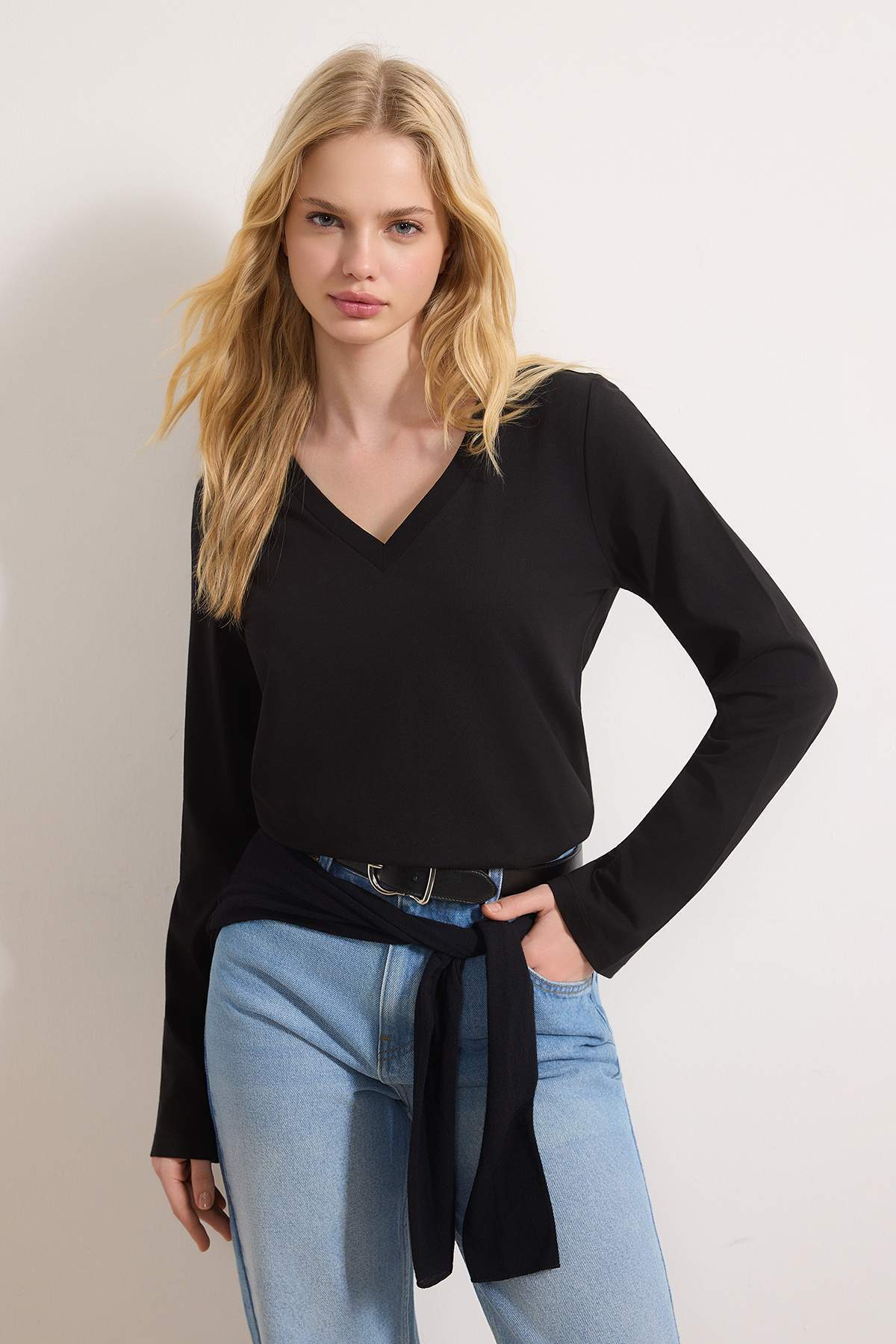 Trendyolmilla  Siyah-Beyaz 2'li Paket %100 Pamuk V Yaka Regular/Normal Kesim Örme T-Shirt TWOAW25TS00002 - Görsel 3