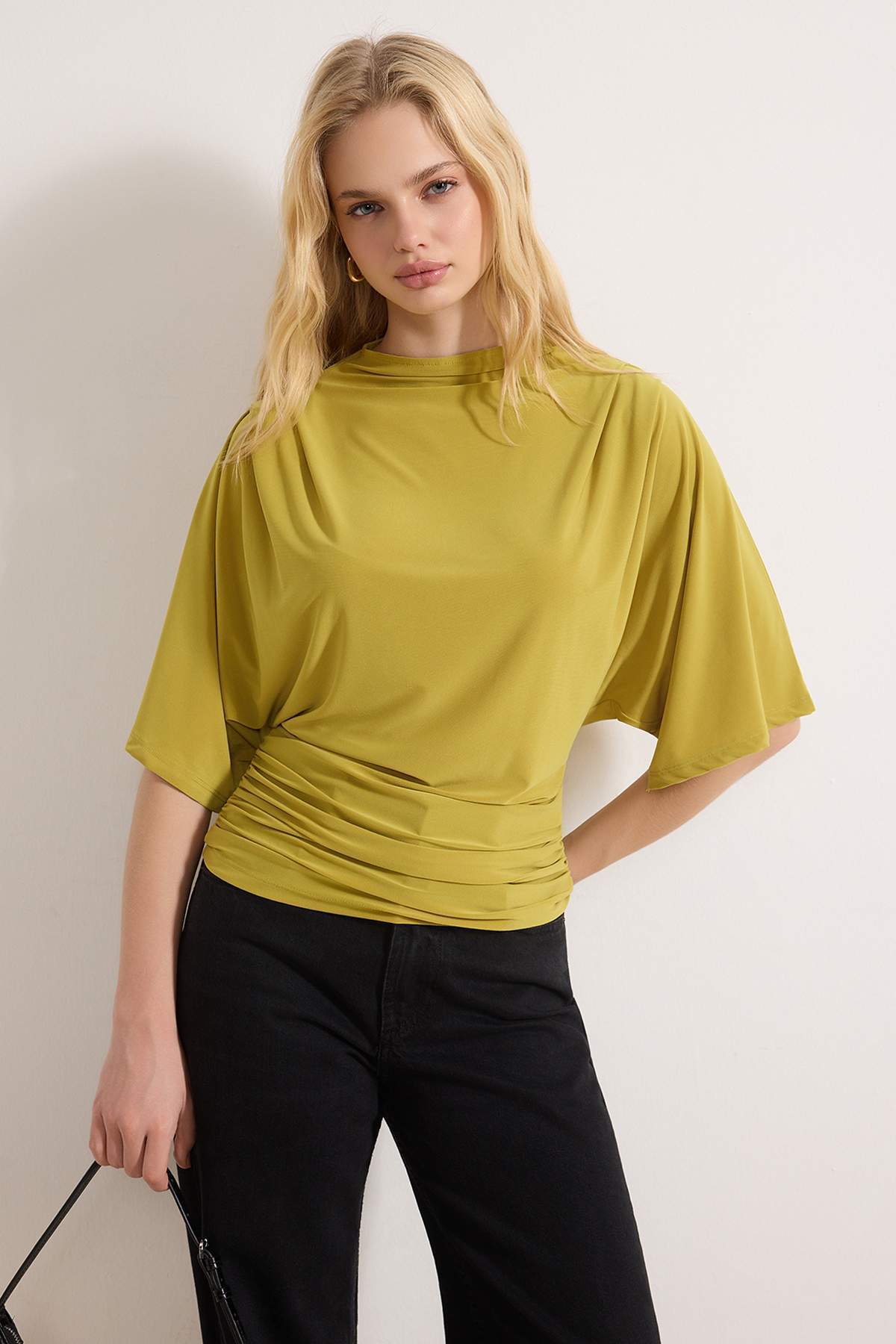 Trendyolmilla  Yağ Yeşil Fitted/Vücuda Oturan Kayık Yaka Yarasa Kol Kısa Kollu Esnek Örme Bluz TWOSS26BZ00020 - Görsel 3