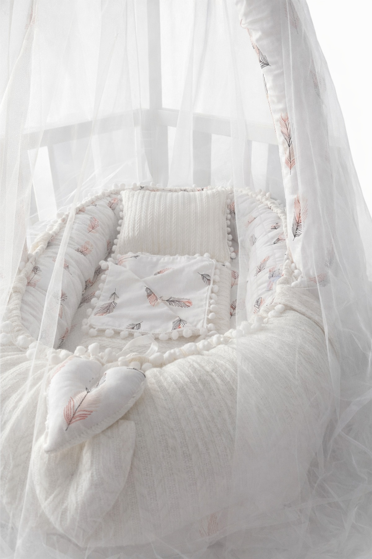 Jaju Baby Beyaz Örgü Pike Kumaş Ve Tüy Desen Kumaş Ponponlu Babynest Oyuncak Aparat Ve Tül Set fotoğrafı 2 (önizleme)
