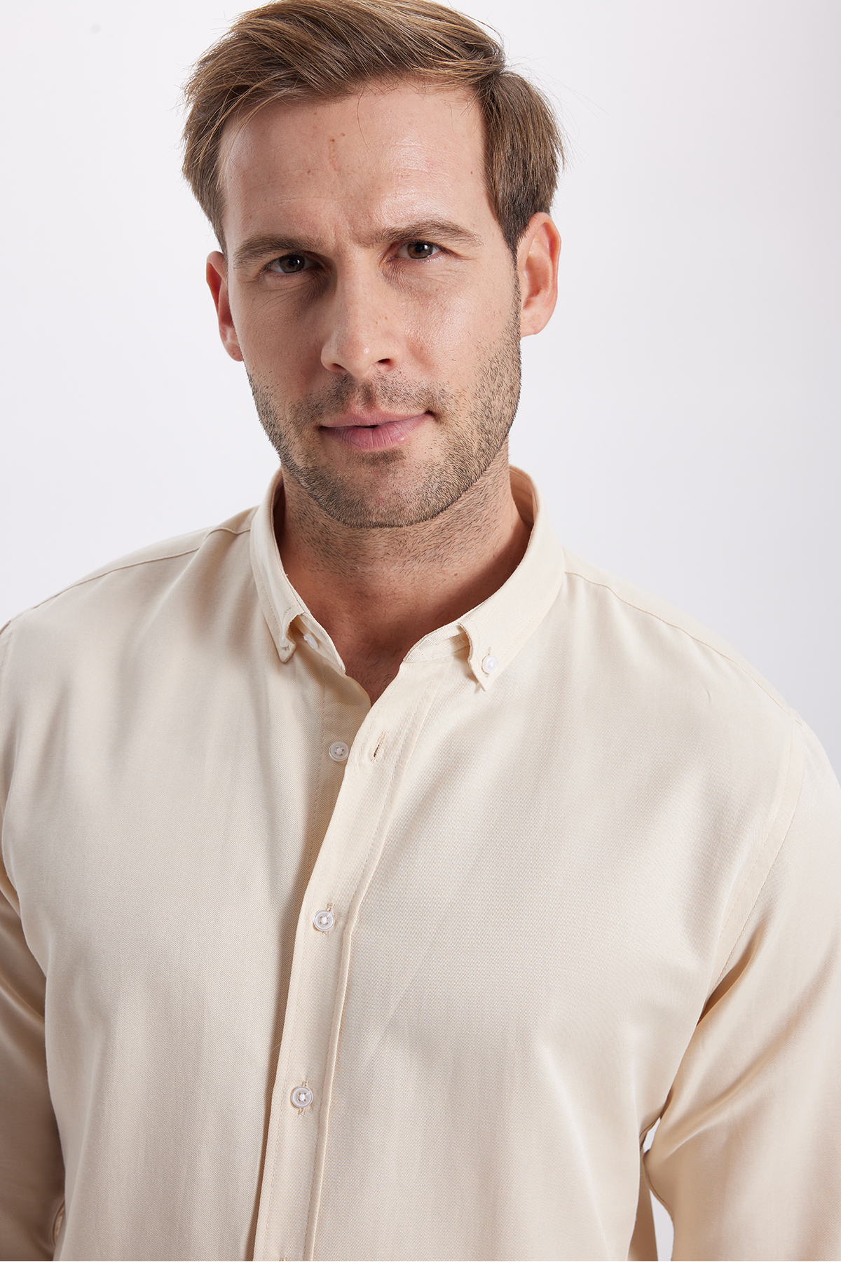 Tudors  Erkek Slim Fit Dar Kesim Pamuklu Kolay Ütü Krem Düğmeli Yaka Gömlek