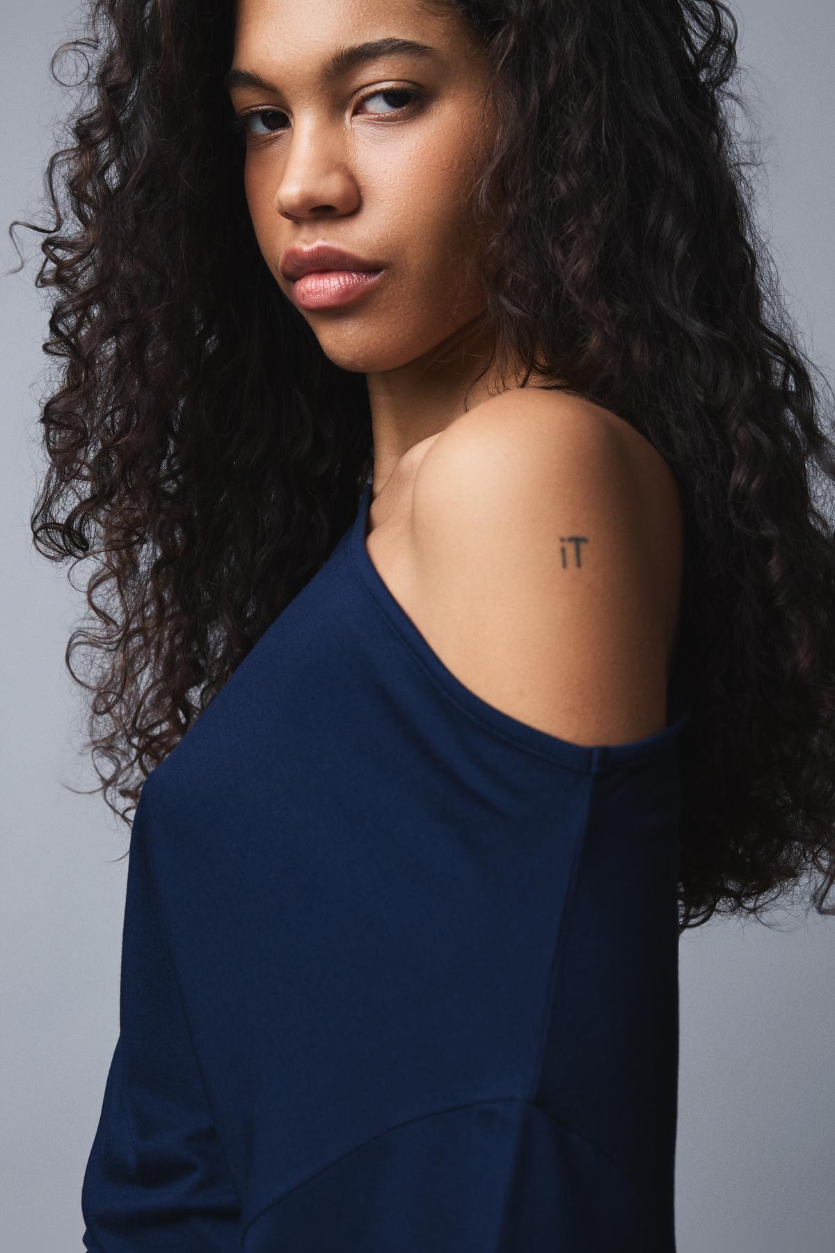 Bershka  Asimetrik baskılı kısa kollu tişört - Görsel 4