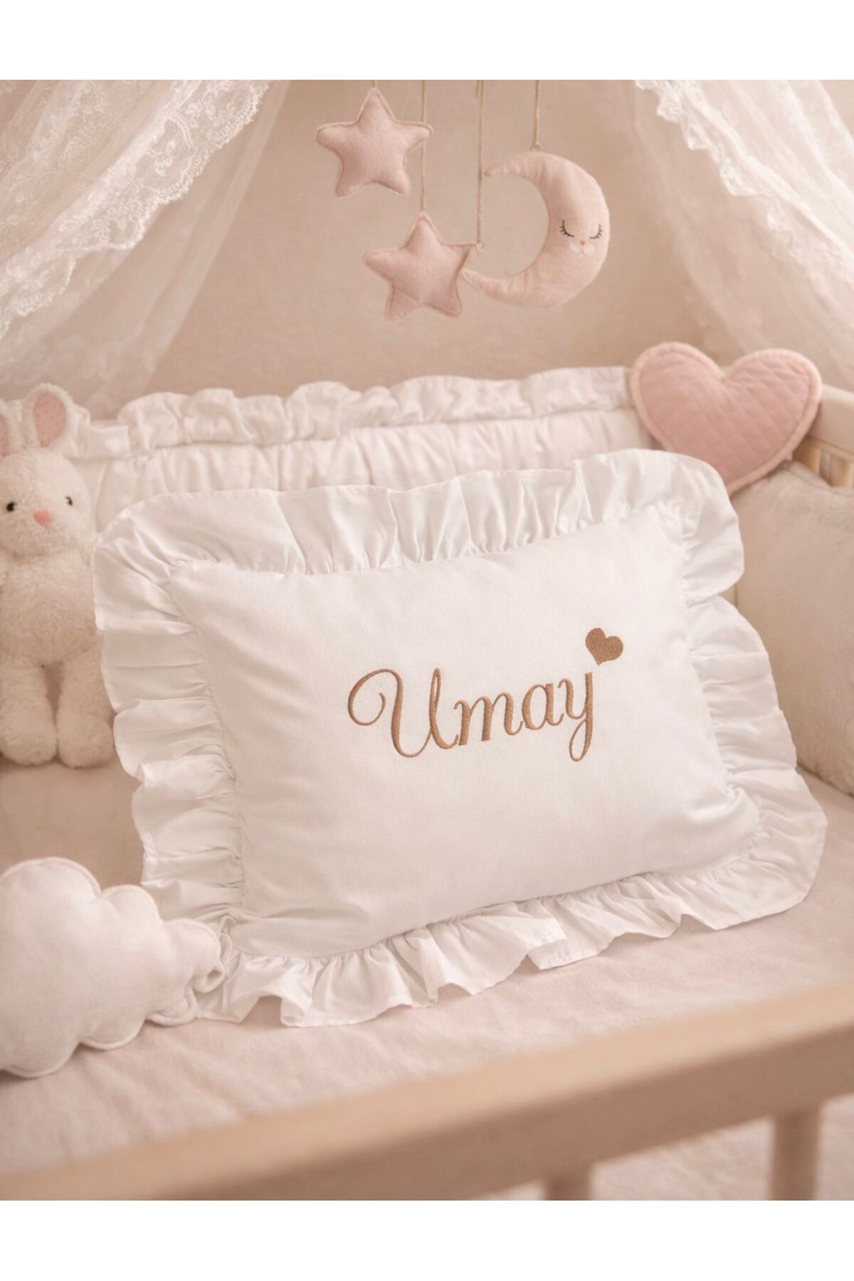 JUNİPERUS Kişiye İsime Özel Nakışlı Fırfır Detaylı Takı ve Bebek Yastığı Yastık Silikonlu fotoğrafı 4 (önizleme)