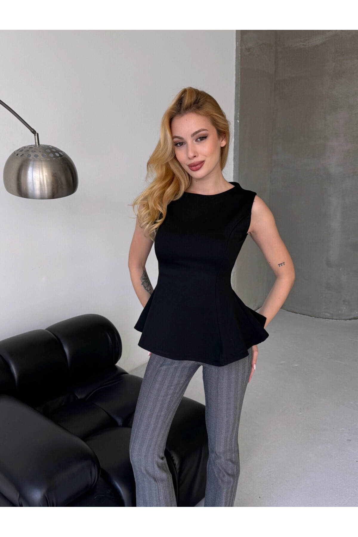 Cool & Sexy Kadın Volanlı Vücüda Oturan Sıfır Kol Bluz Siyah görsel 5