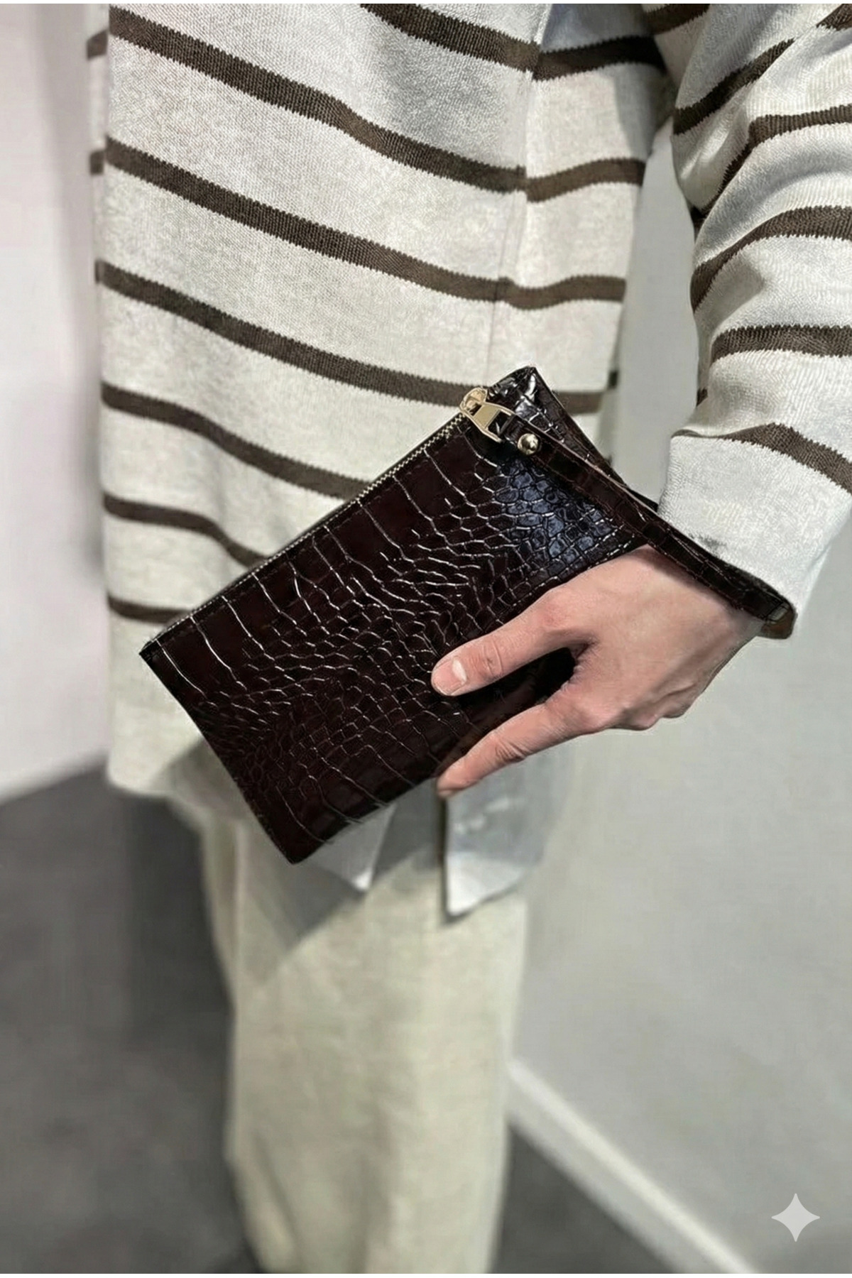 PurpleART Kadın Koyu Kahve Kroko Desenli Bilek Askılı Portföy & El Çantası - Şık Fermuarlı Clutch görsel 5