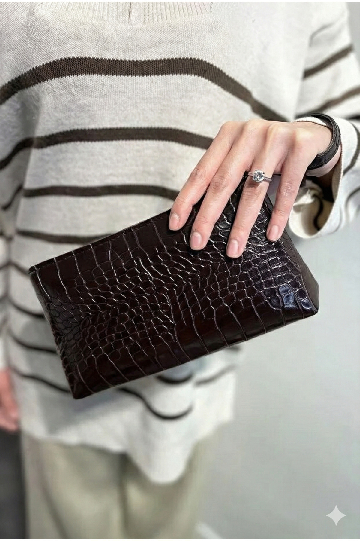 PurpleART Kadın Koyu Kahve Kroko Desenli Bilek Askılı Portföy & El Çantası - Şık Fermuarlı Clutch görsel 4