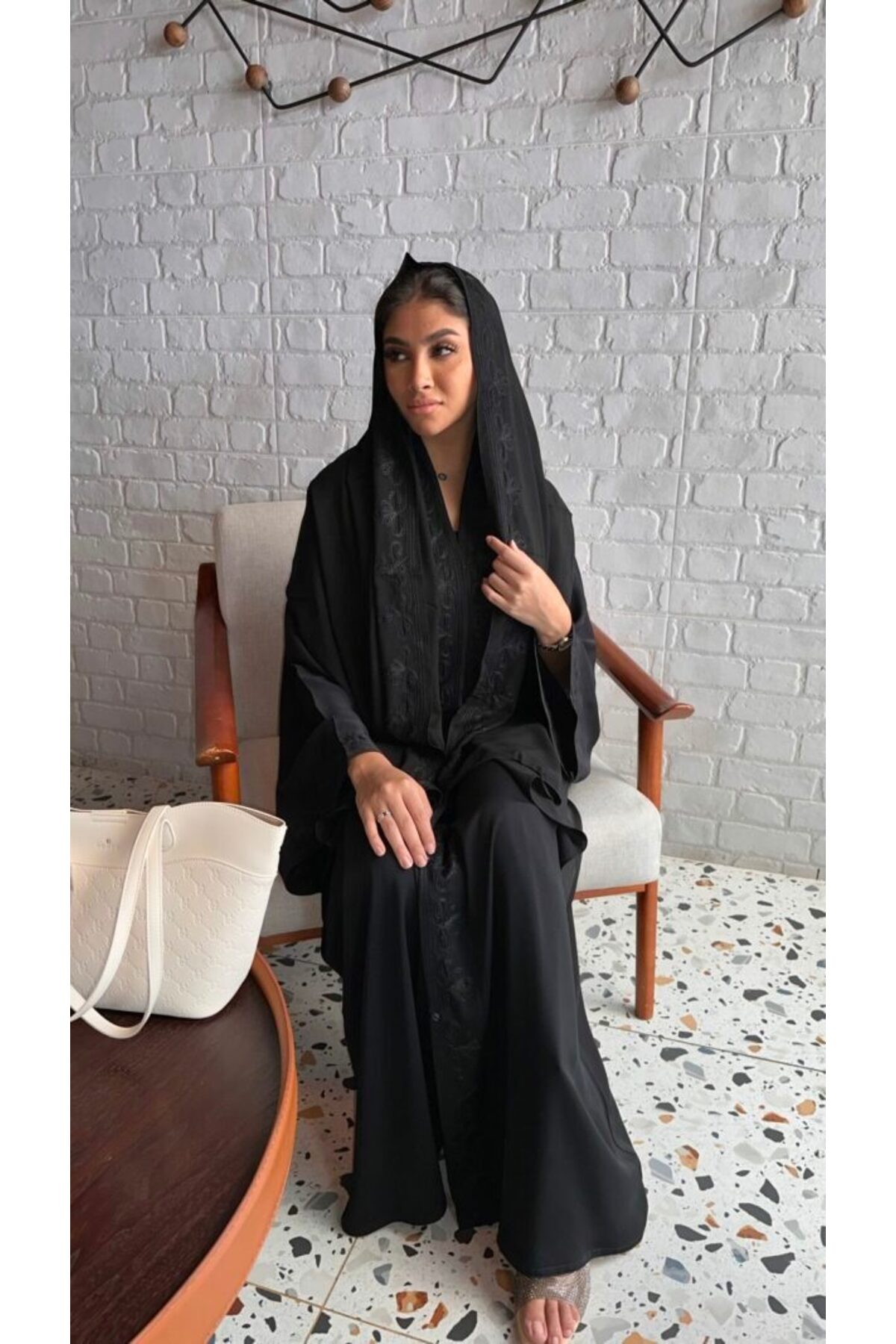 عباية ساترة عملية بتطريز اسود لأيام العيد والدوام