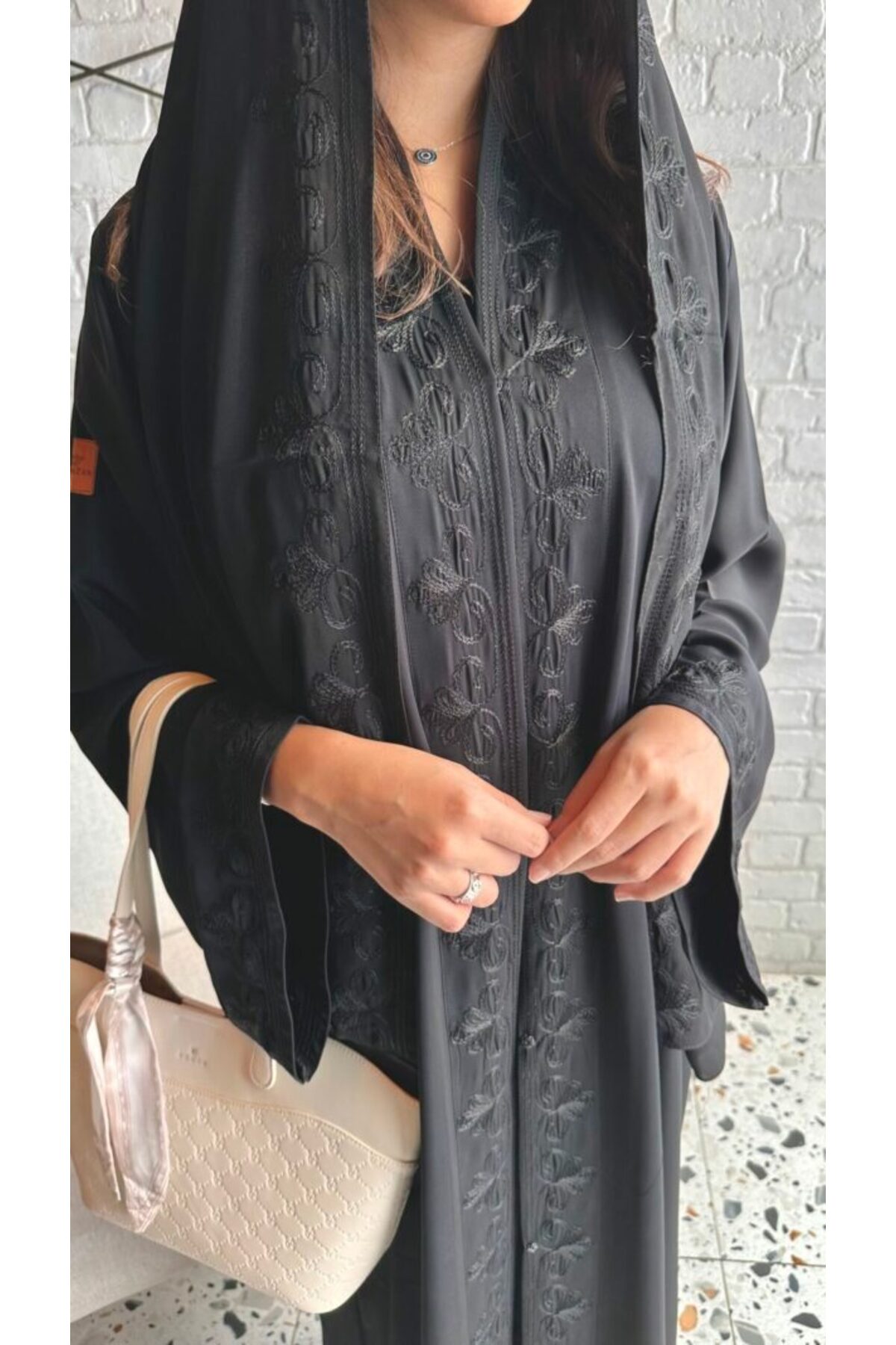 عباية ساترة عملية بتطريز اسود لأيام العيد والدوام