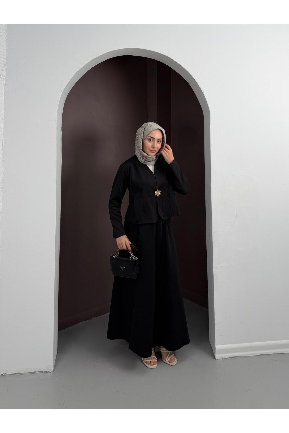 Moda Krash Broch Detail Atlas Skirt Suit