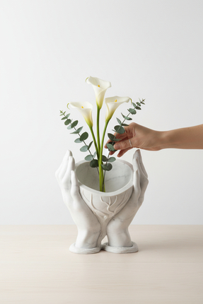 Pazarois Kalp Tutan El Figürlü Tasarım Vazo Beyaz