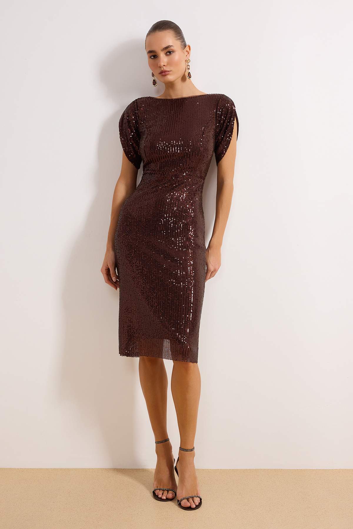 Kolekcia Trendyol Hnedé trblietavé pletené flitre Elegantné večerné šaty Veče...